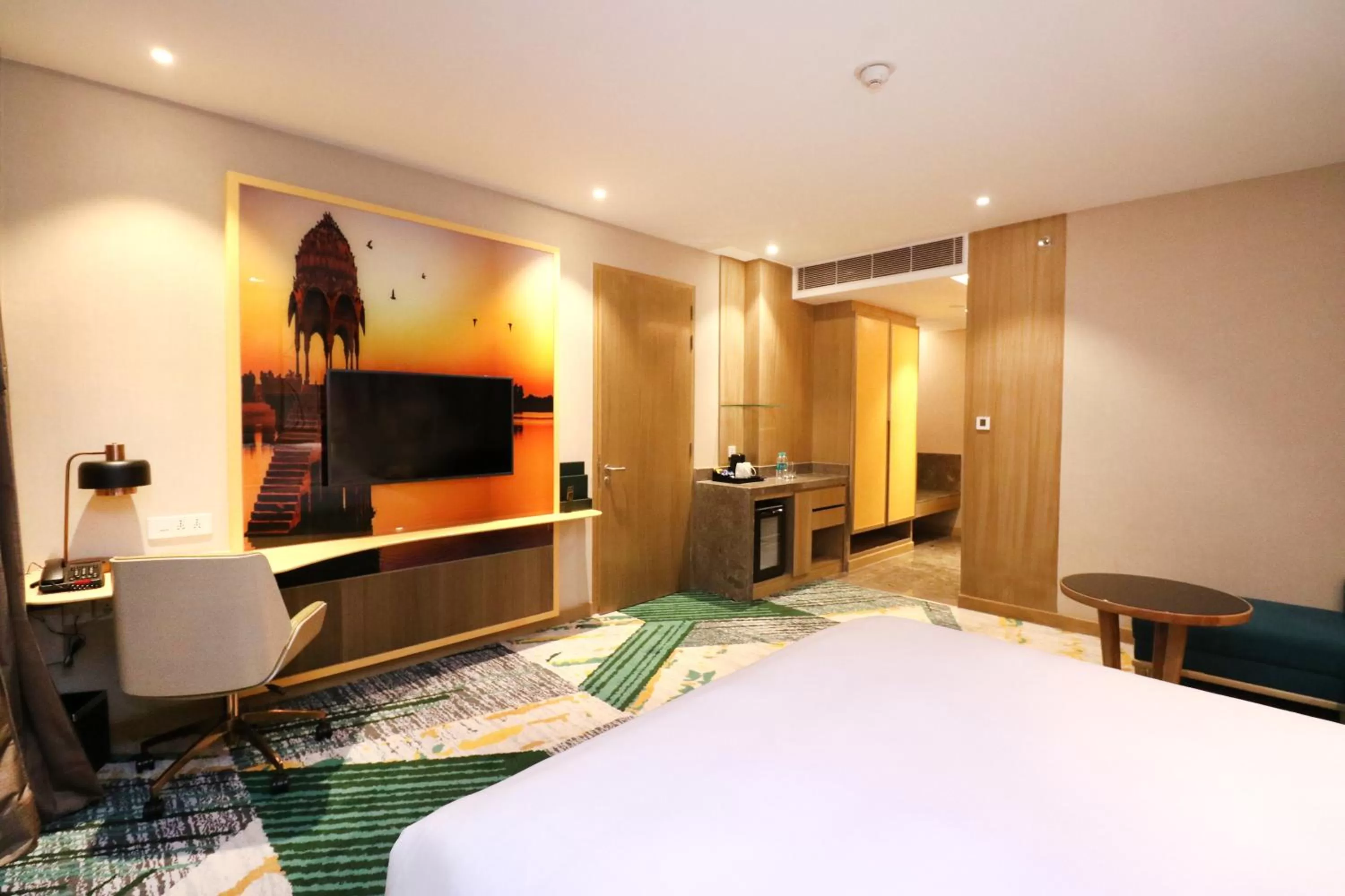 King Room - Mobility Access/Roll in Shower - Non-Smoking with 20% discount on Food & Soft Beverage, Laundry in Holiday Inn Chandigarh Zirakpur, an IHG Hotel