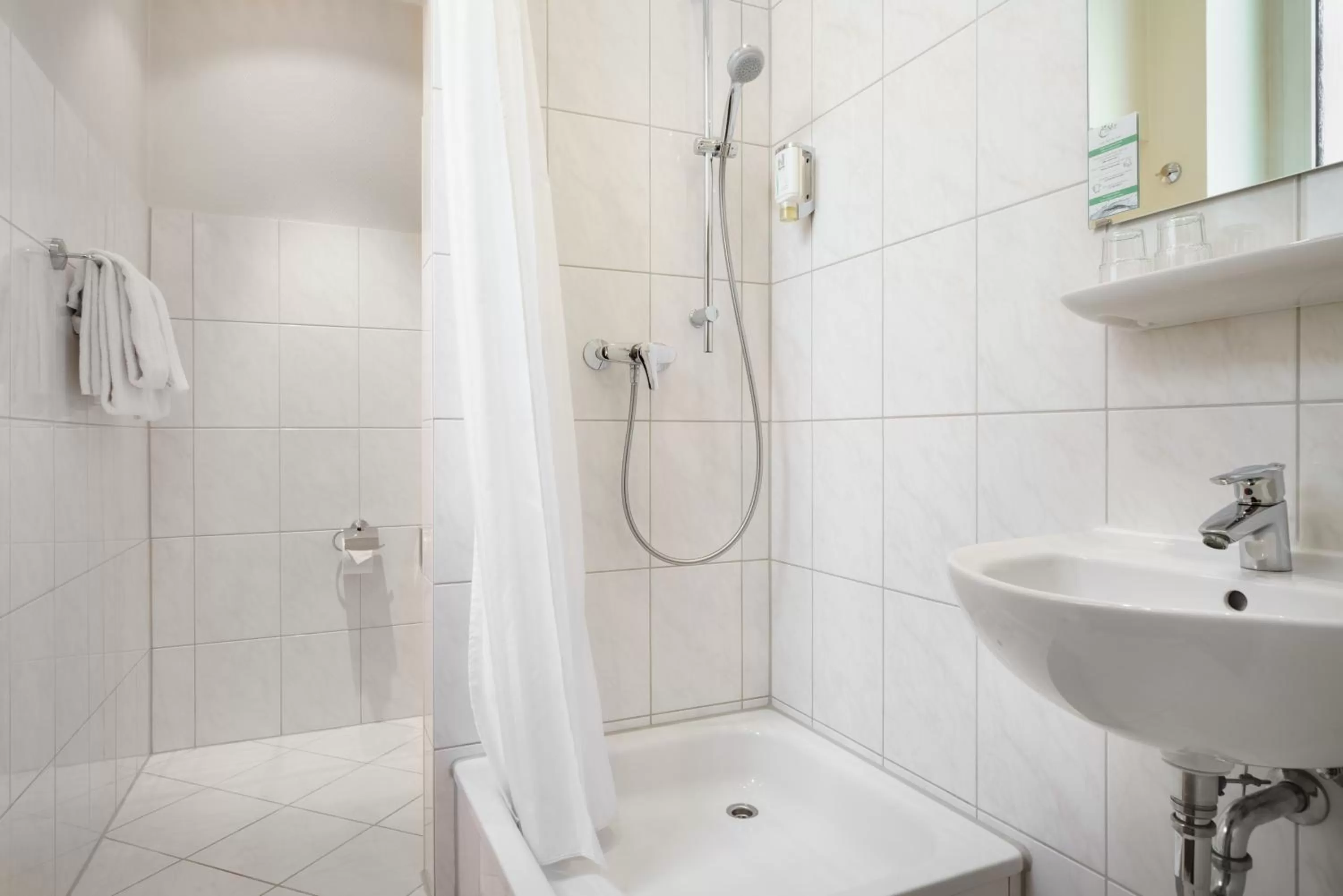 Bathroom in Hotel Continental Hamburg Hauptbahnhof