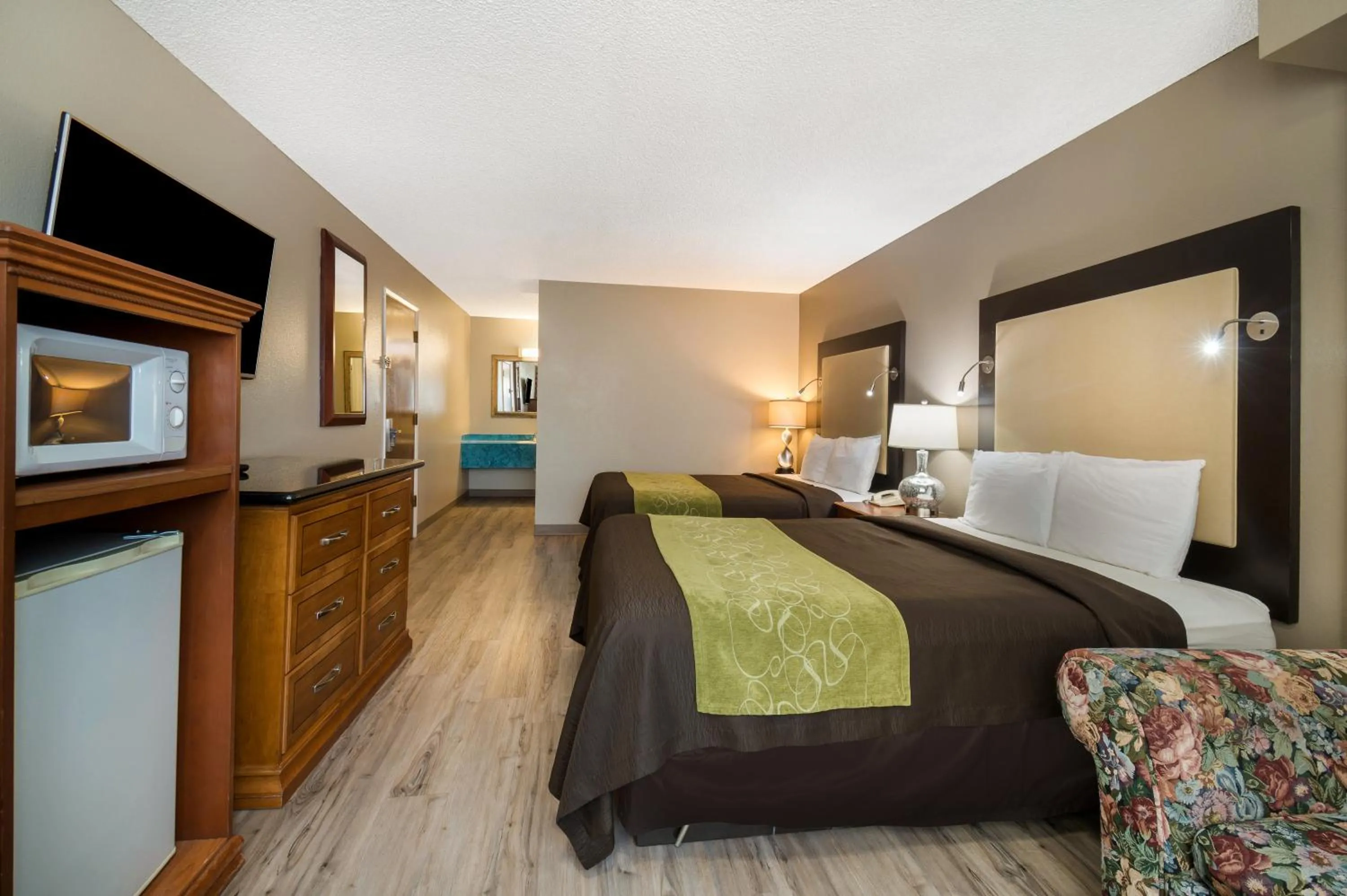 Bed in Rodeway Inn & Suites Portland West - Beaverton