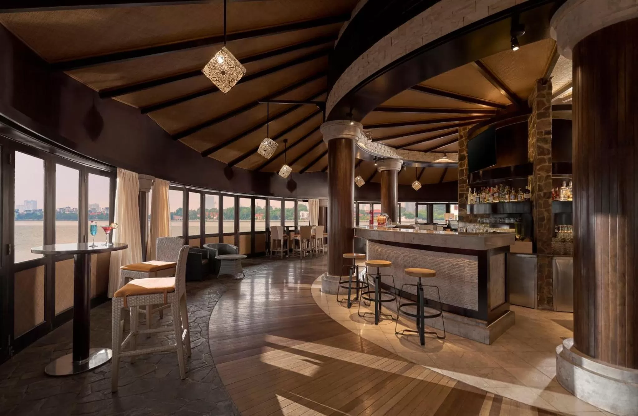 Restaurant/places to eat, Lounge/Bar in InterContinental Hanoi Westlake, an IHG Hotel