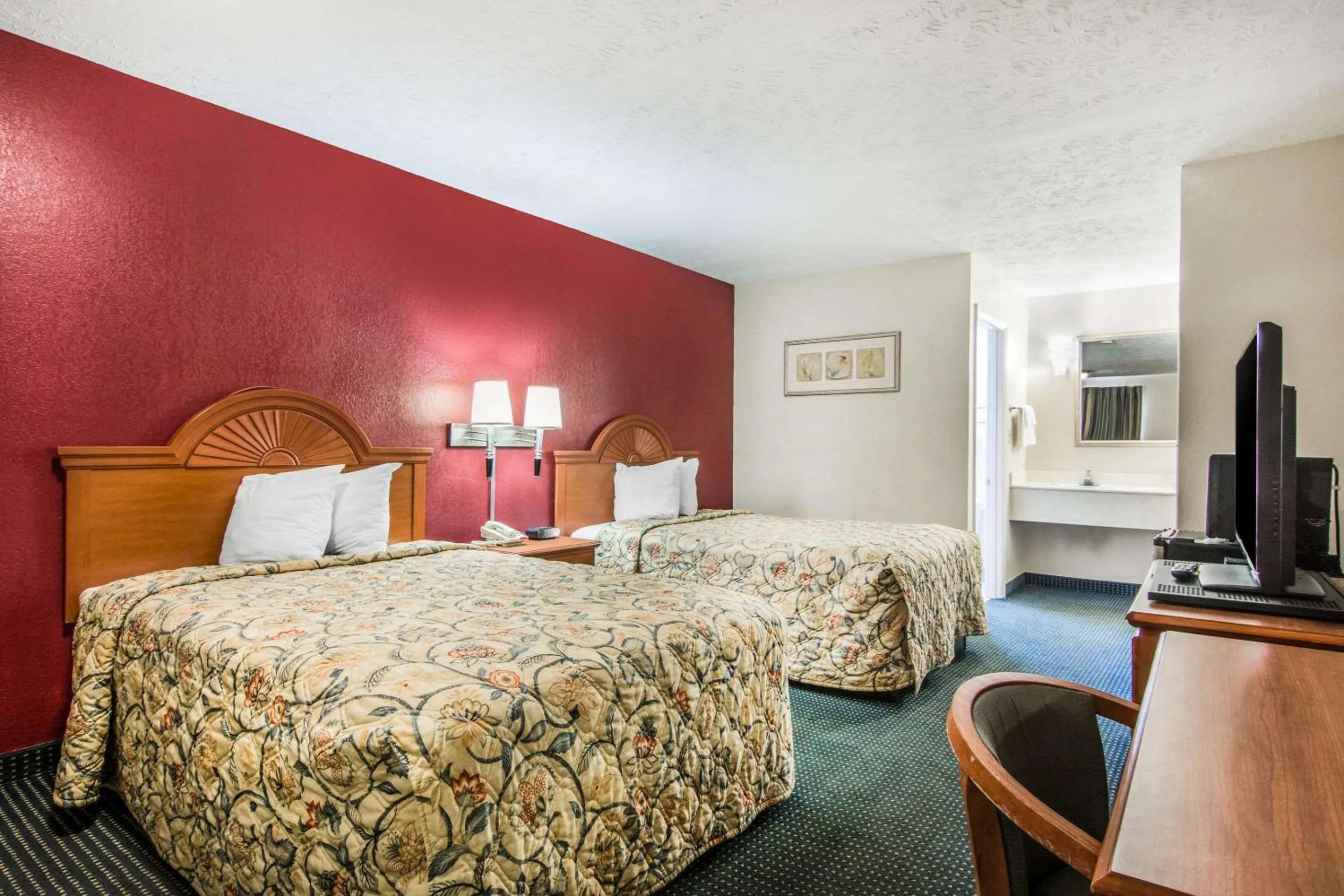 Photo of the whole room, Bed in Rodeway Inn La Grange East
