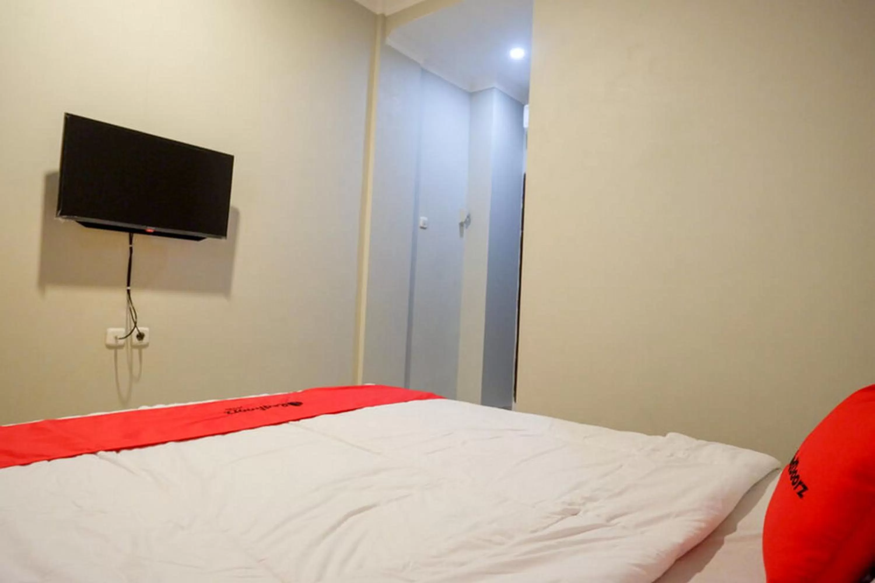 Bed in RedDoorz Plus near Jogja City Mall 5