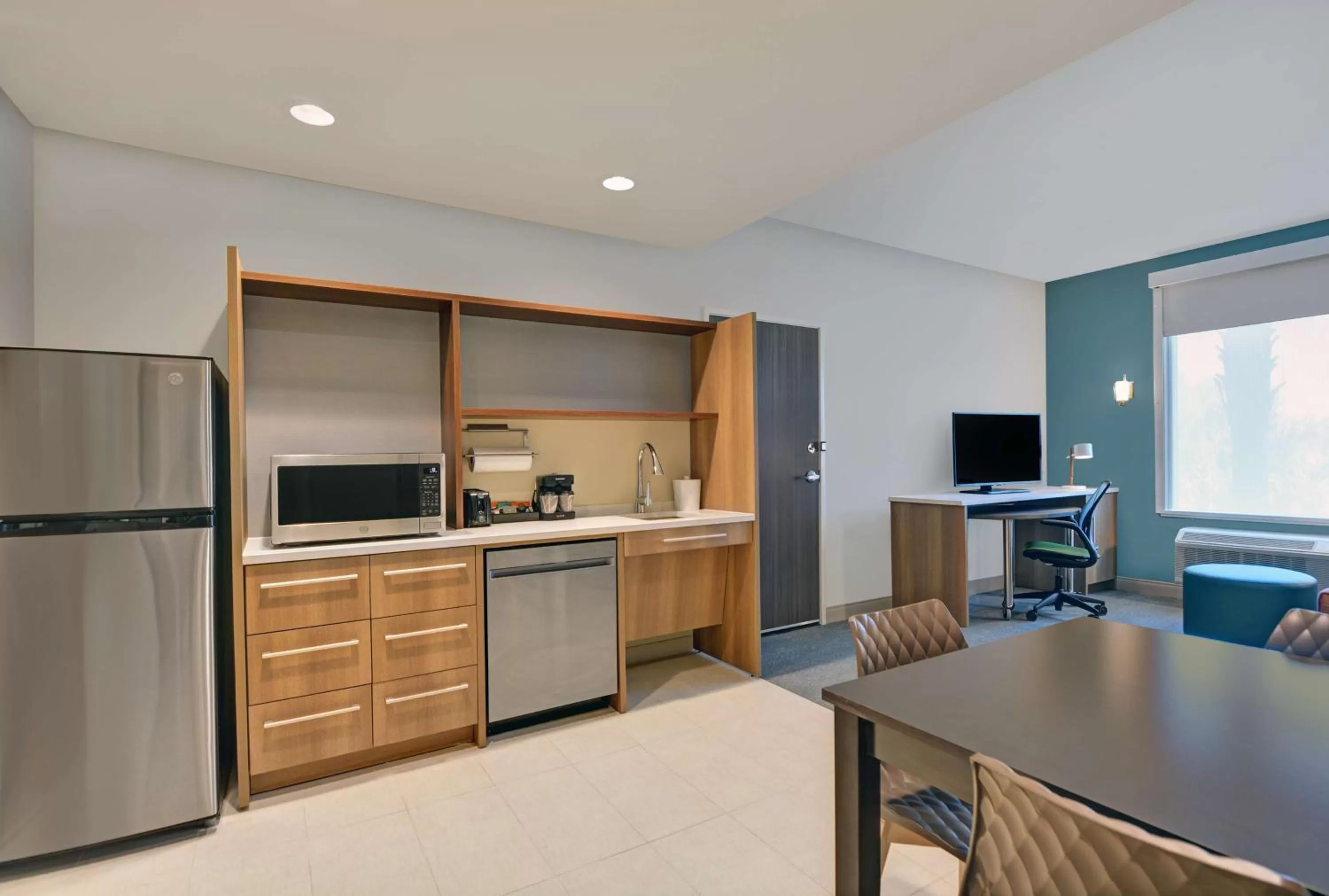 Kitchen or kitchenette in Home2 Suites By Hilton Panama City Beach, Fl