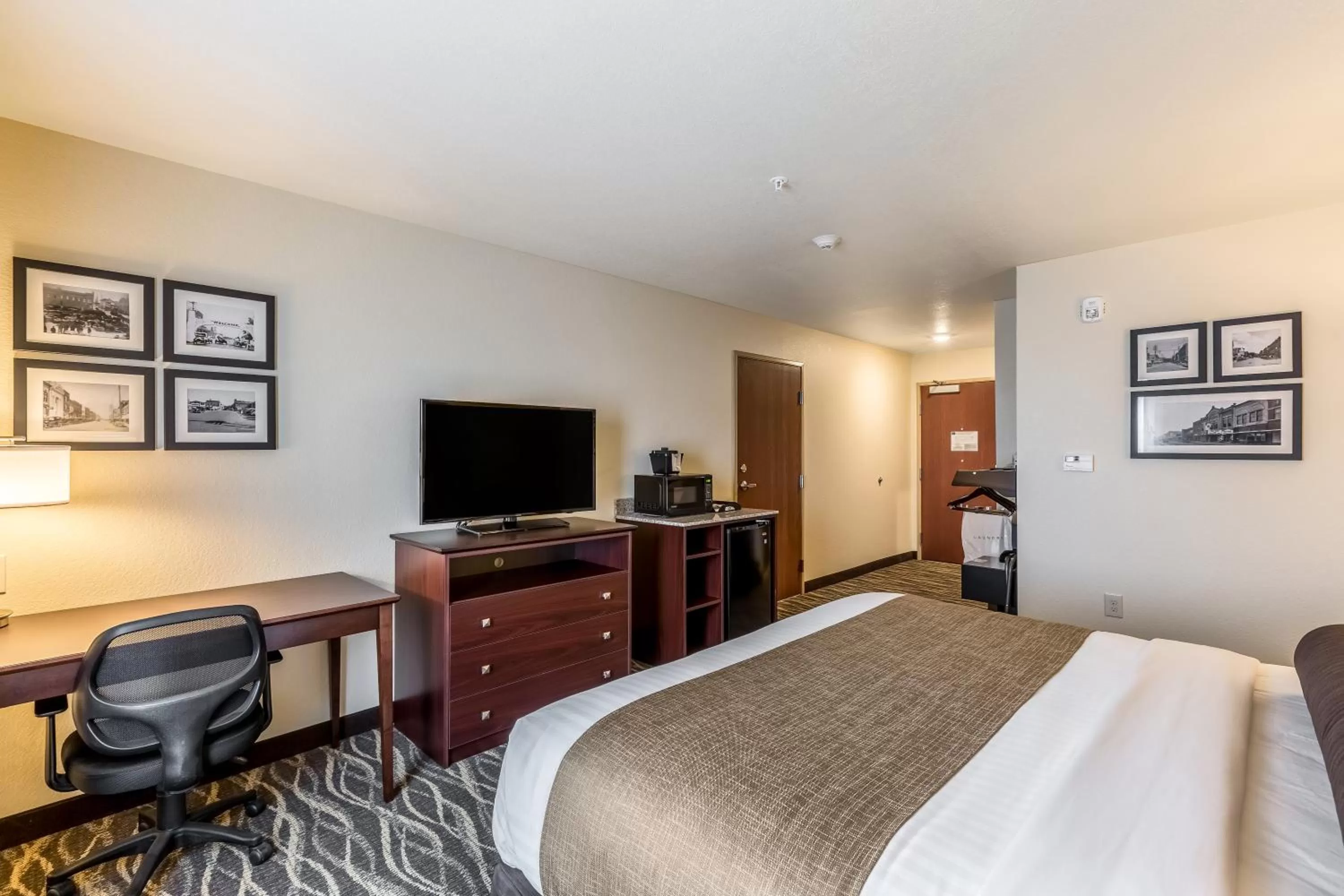 Bed in Cobblestone Hotel & Suites - Stevens Point