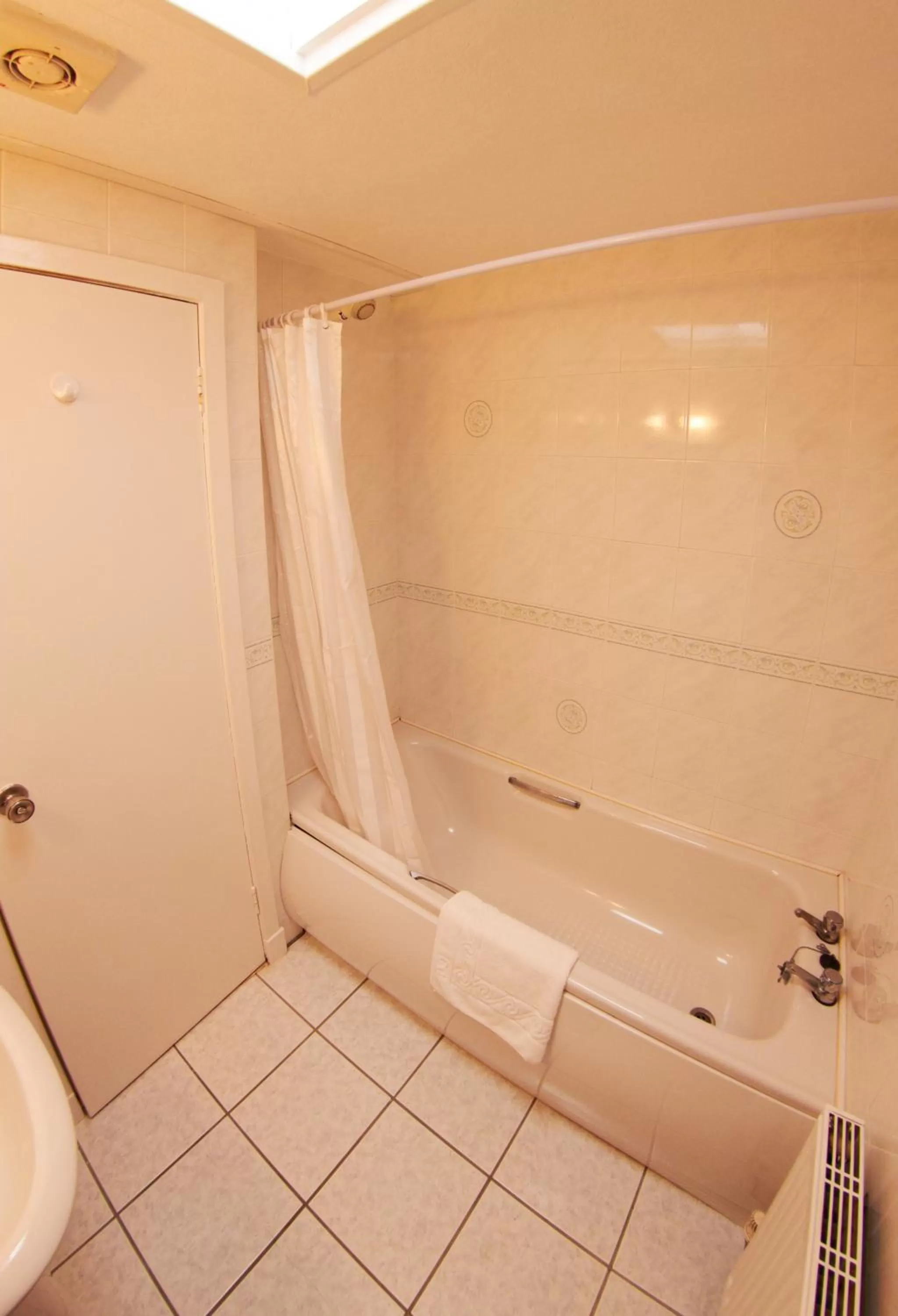 Bathroom in Abbotsford Hotel