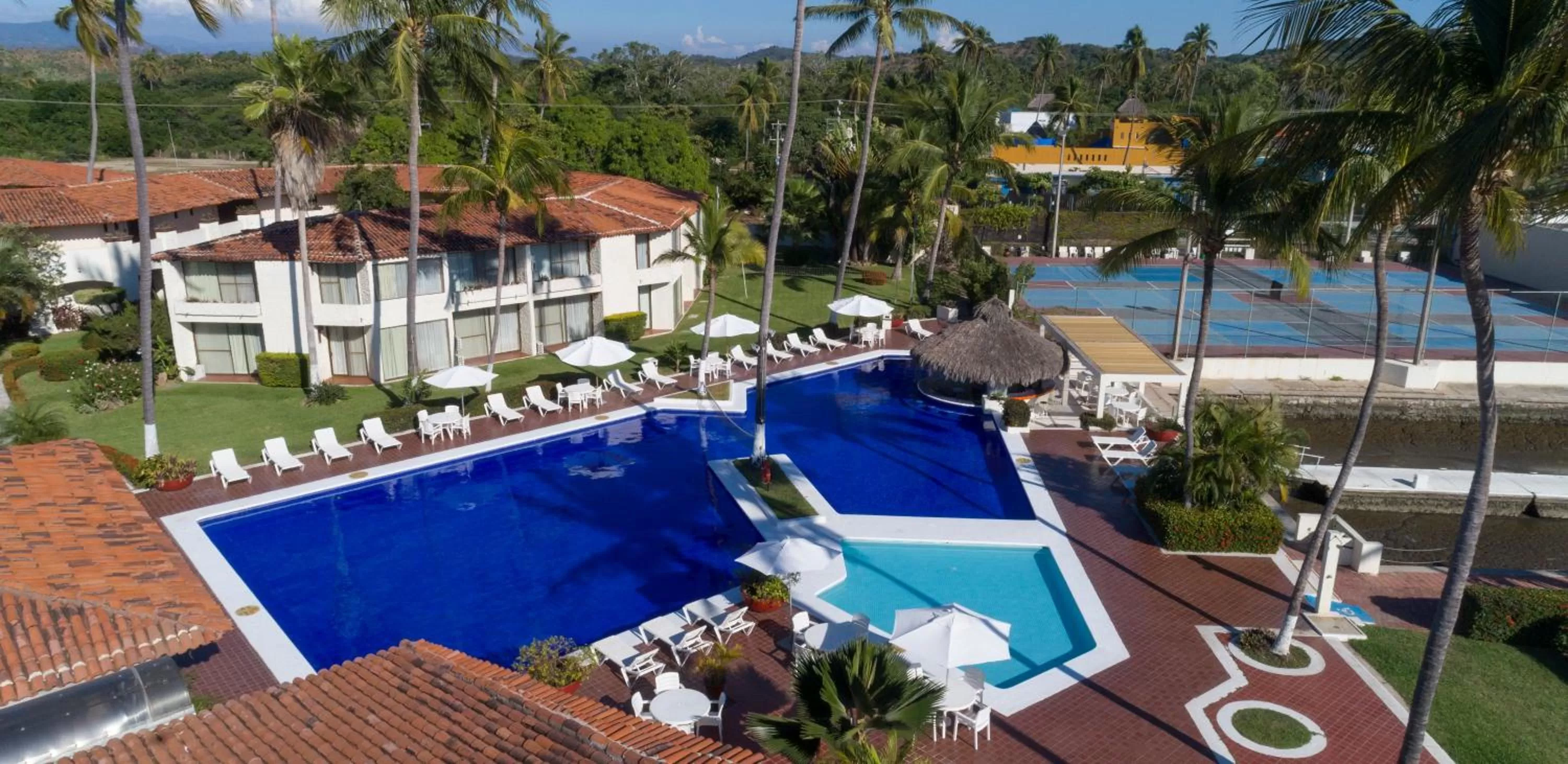 Pool view in Cabo Blanco Hotel and Marina