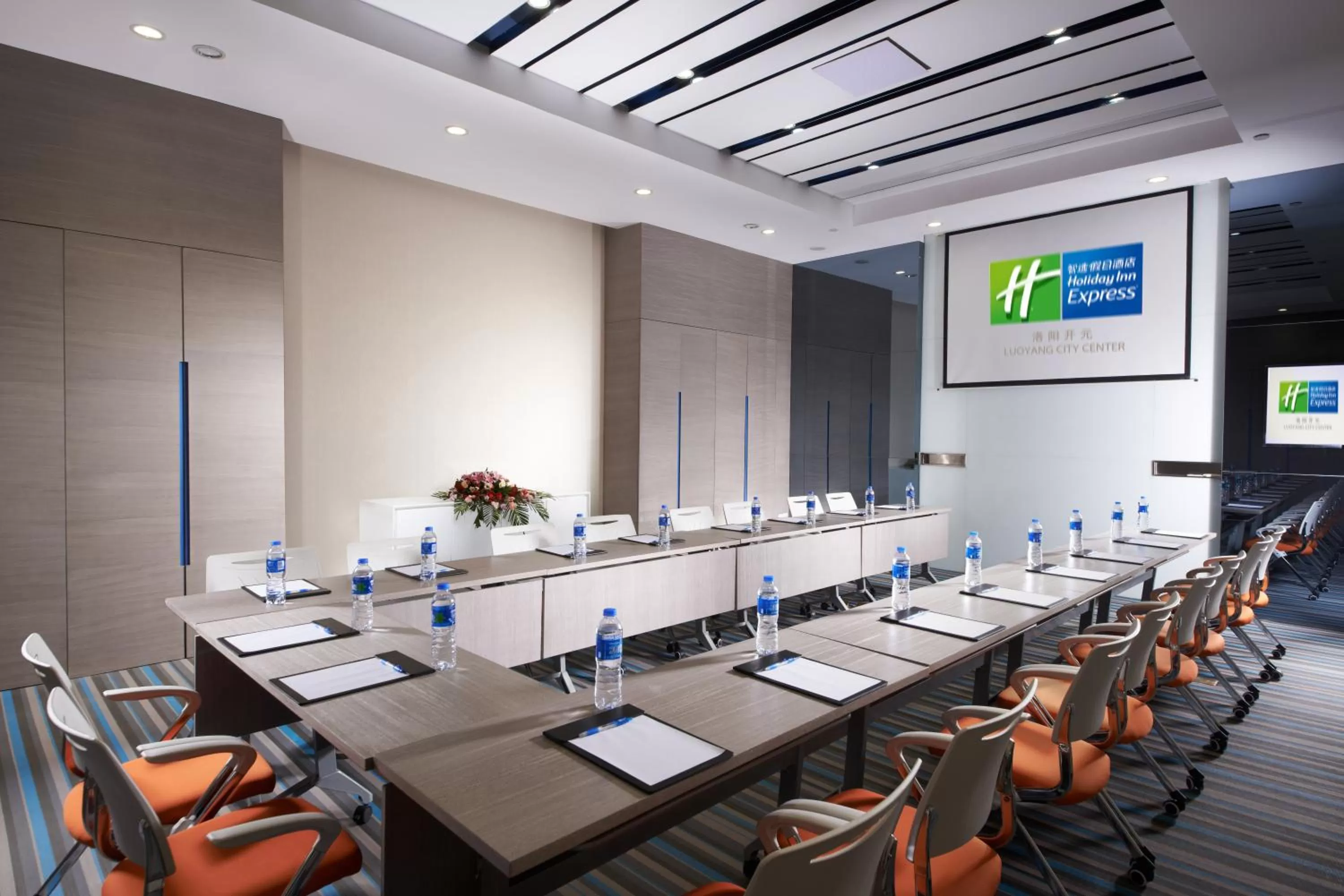 Meeting/conference room in Holiday Inn Express Luoyang City Center by IHG