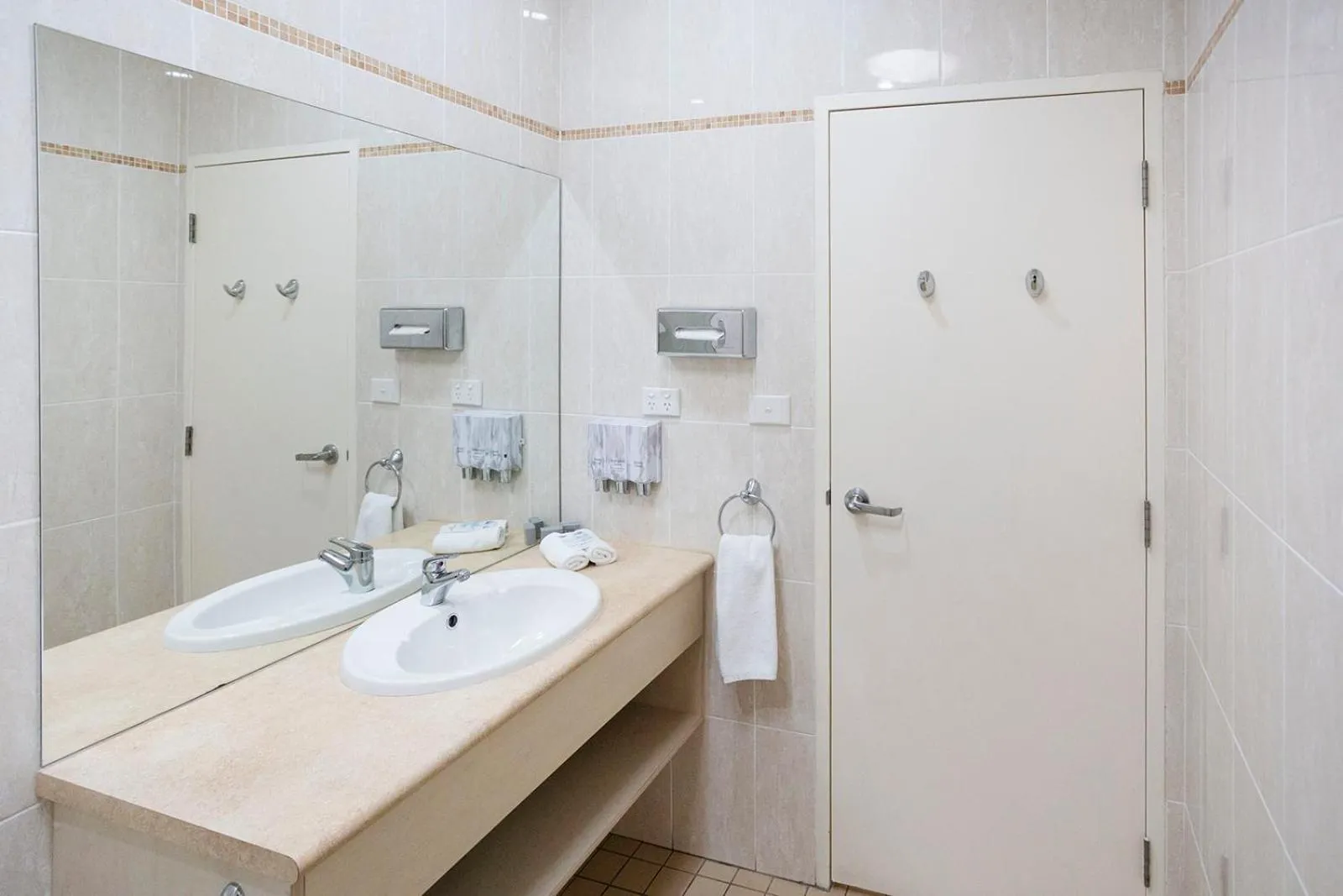 Shower in Hawkesbury Race Club Motel