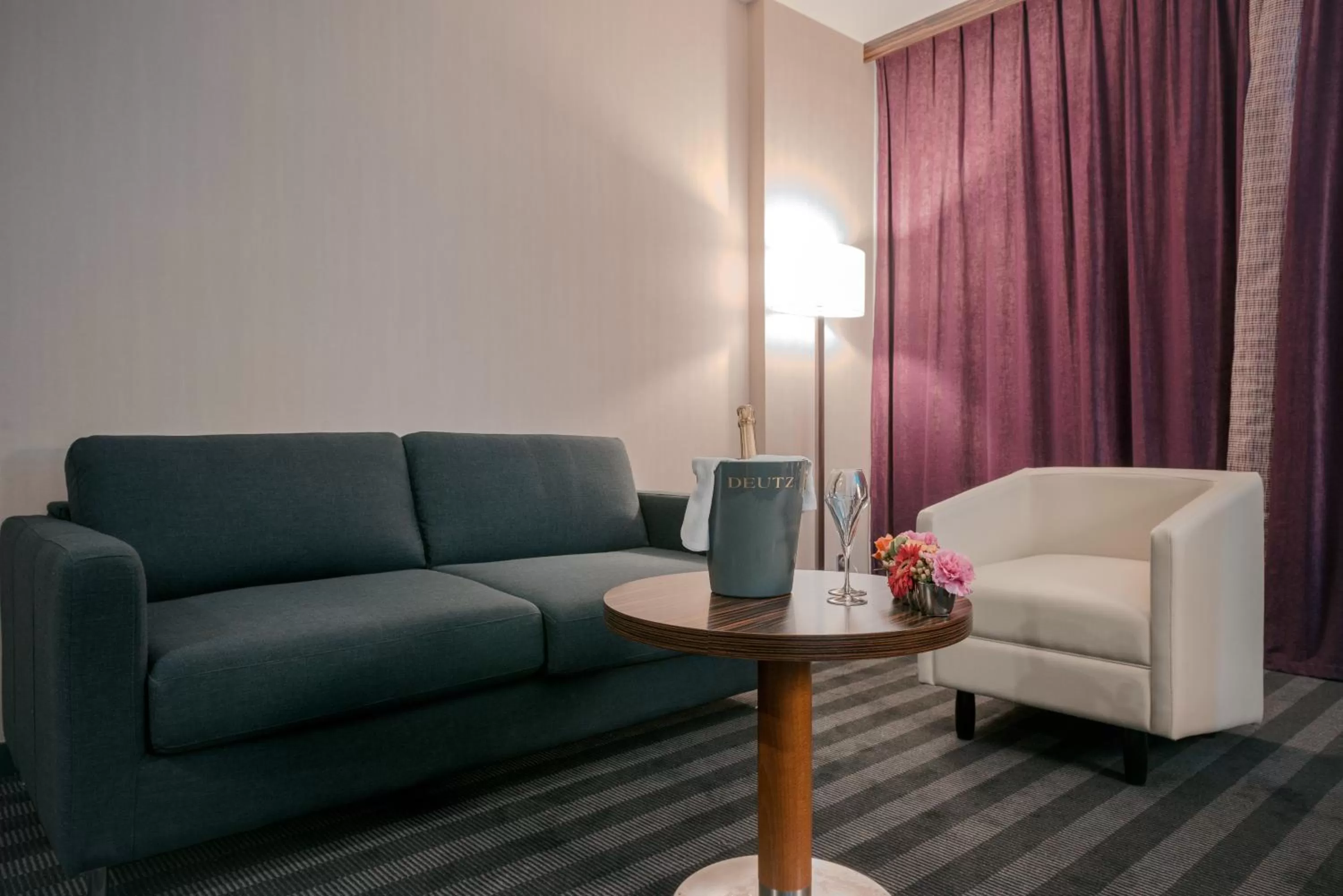 Living room in Holiday Inn Toulouse Airport by IHG