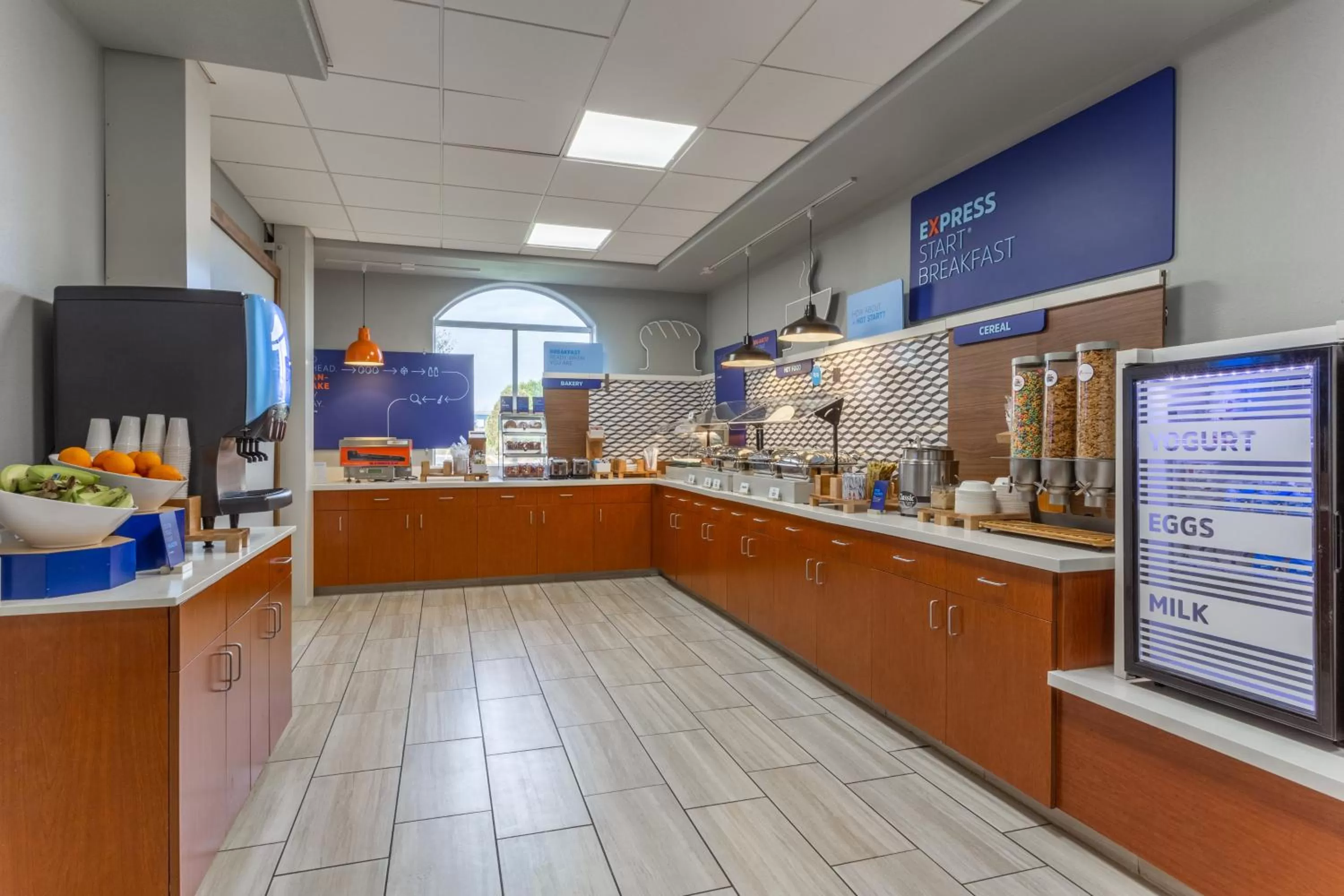 Buffet breakfast in Holiday Inn Express Rockford-Loves Park by IHG