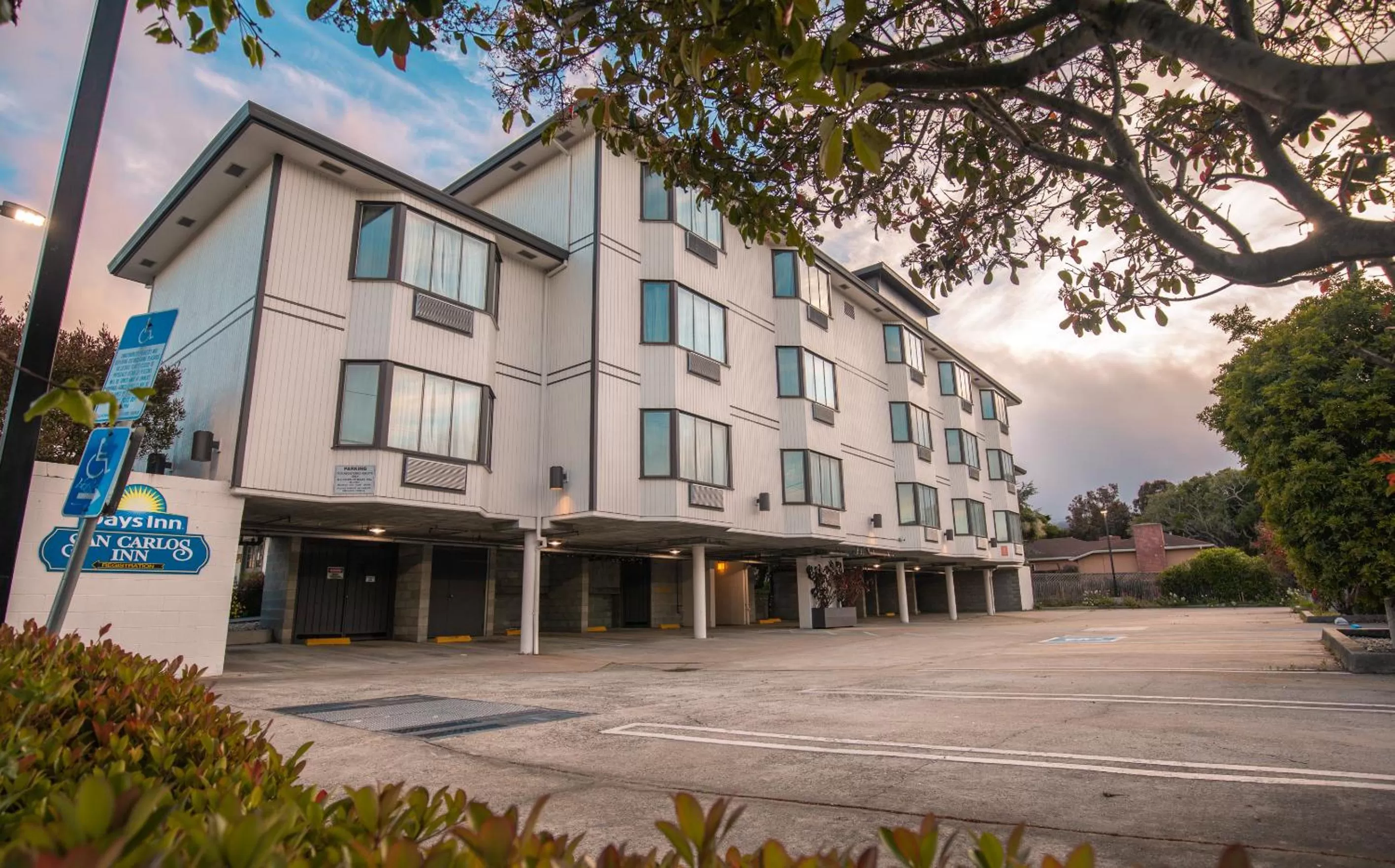 Property building in Days Inn by Wyndham Monterey Downtown