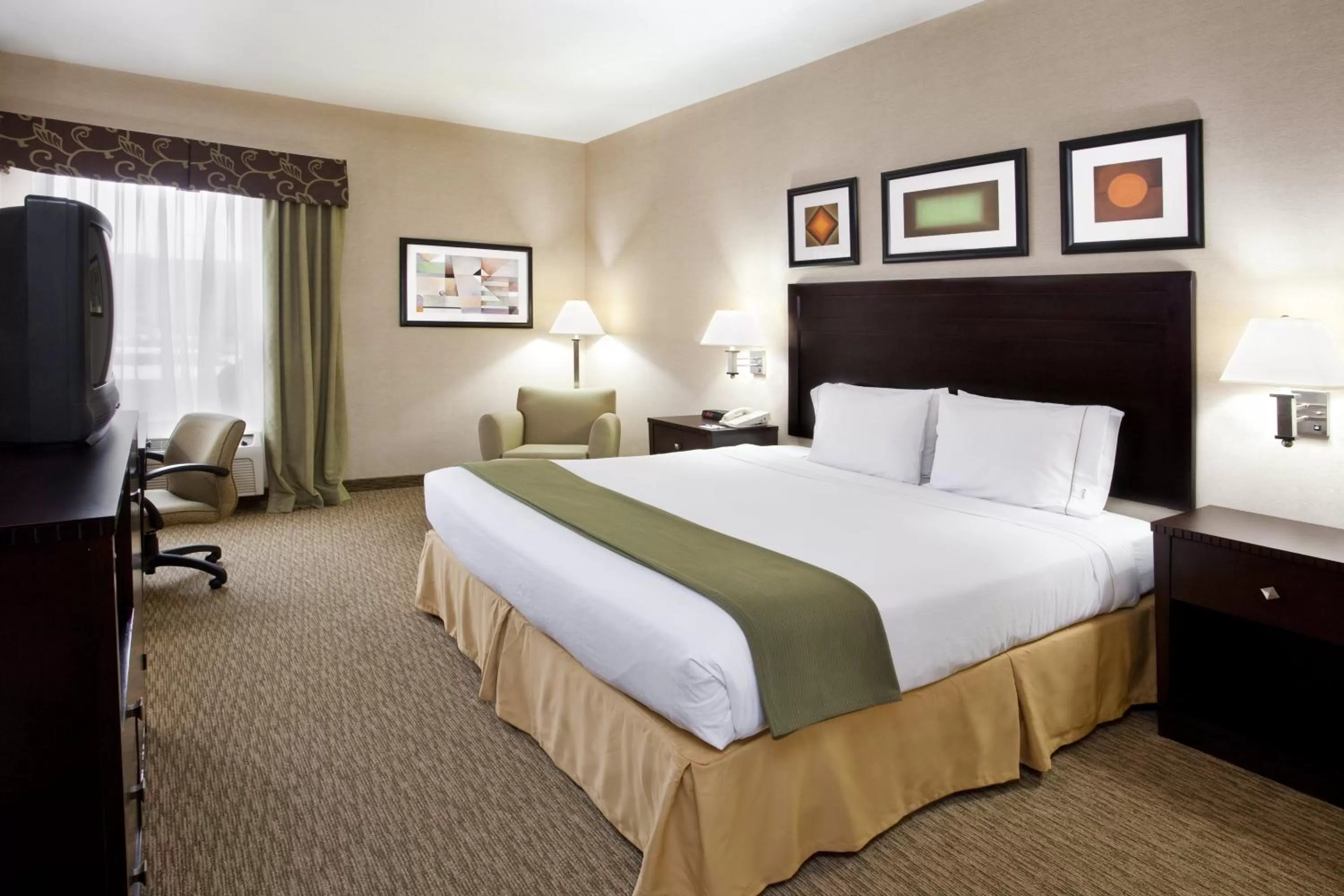 King Room Hearing Accessible with Tub - Non-Smoking in Holiday Inn Express Hotel & Suites Cleveland-Streetsboro, an IHG Hotel