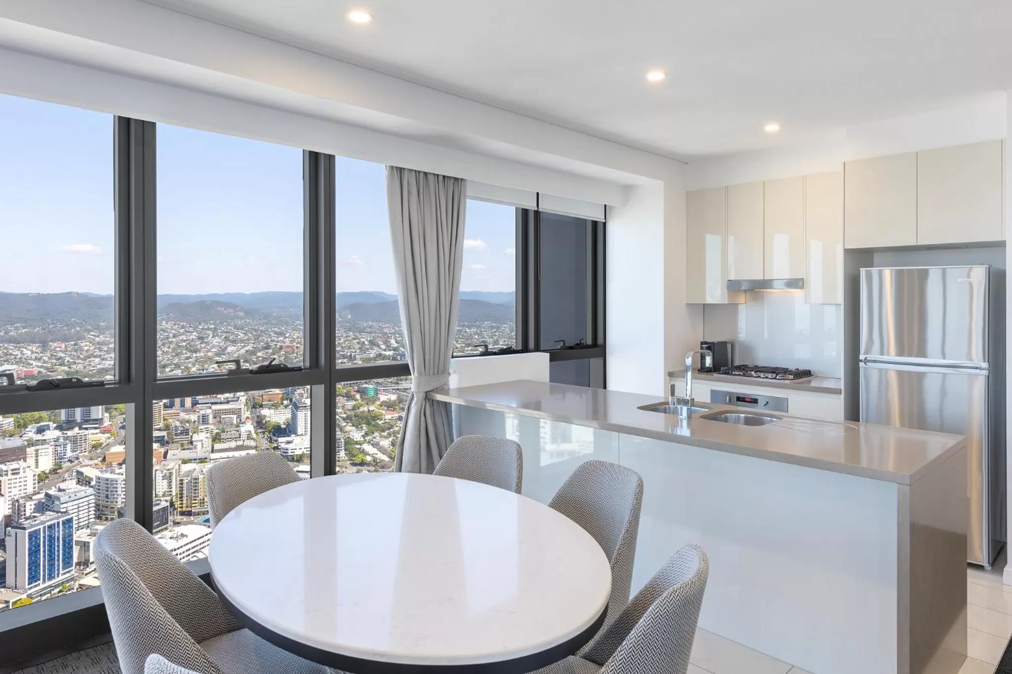 Kitchen or kitchenette in Meriton Suites Adelaide Street, Brisbane