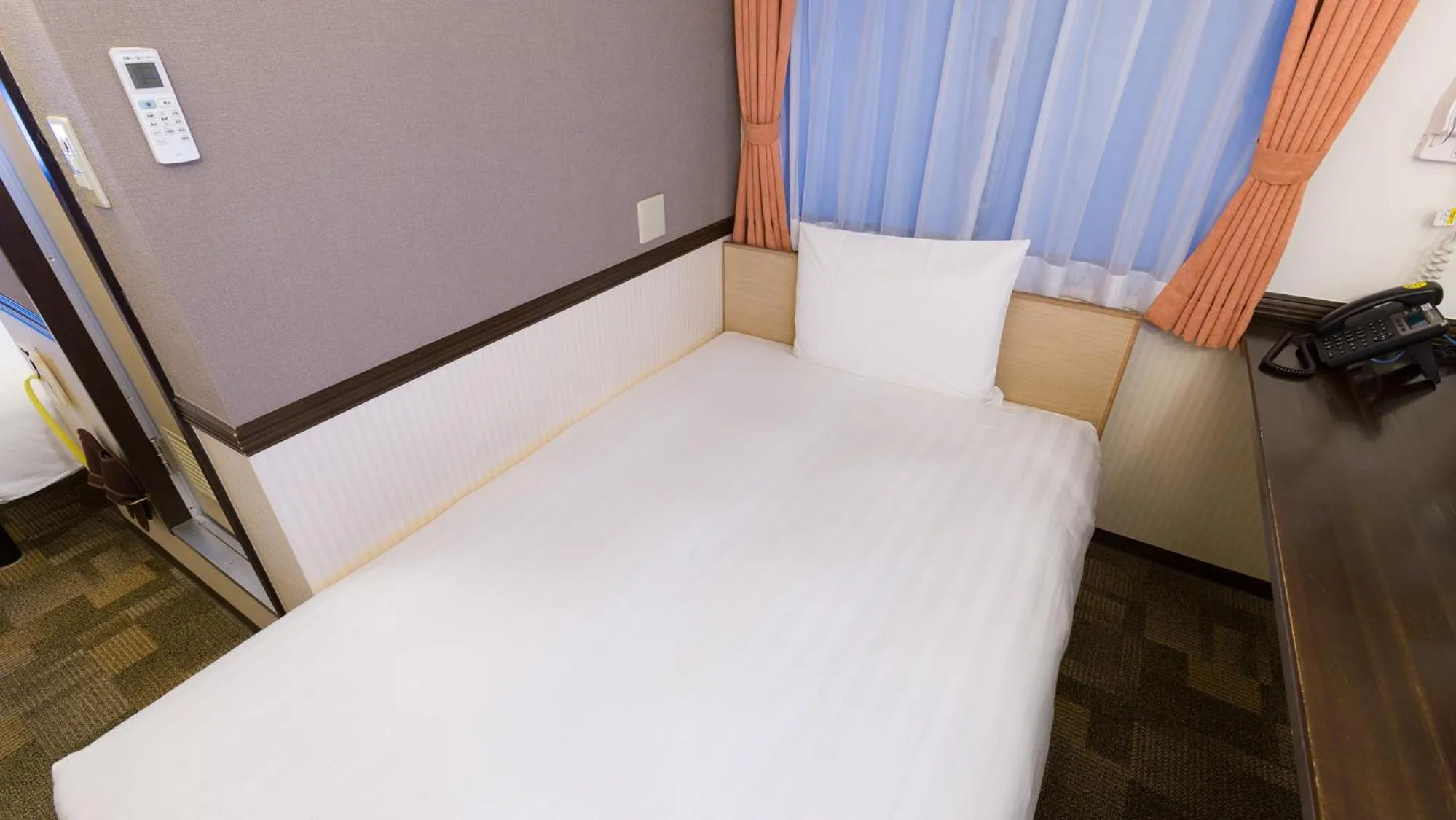 Standard Twin Room with a Shower & Bath Room between Beds - single occupancy - Non-Smoking in Toyoko Inn Shin-Osaka Chuo-guchi Honkan