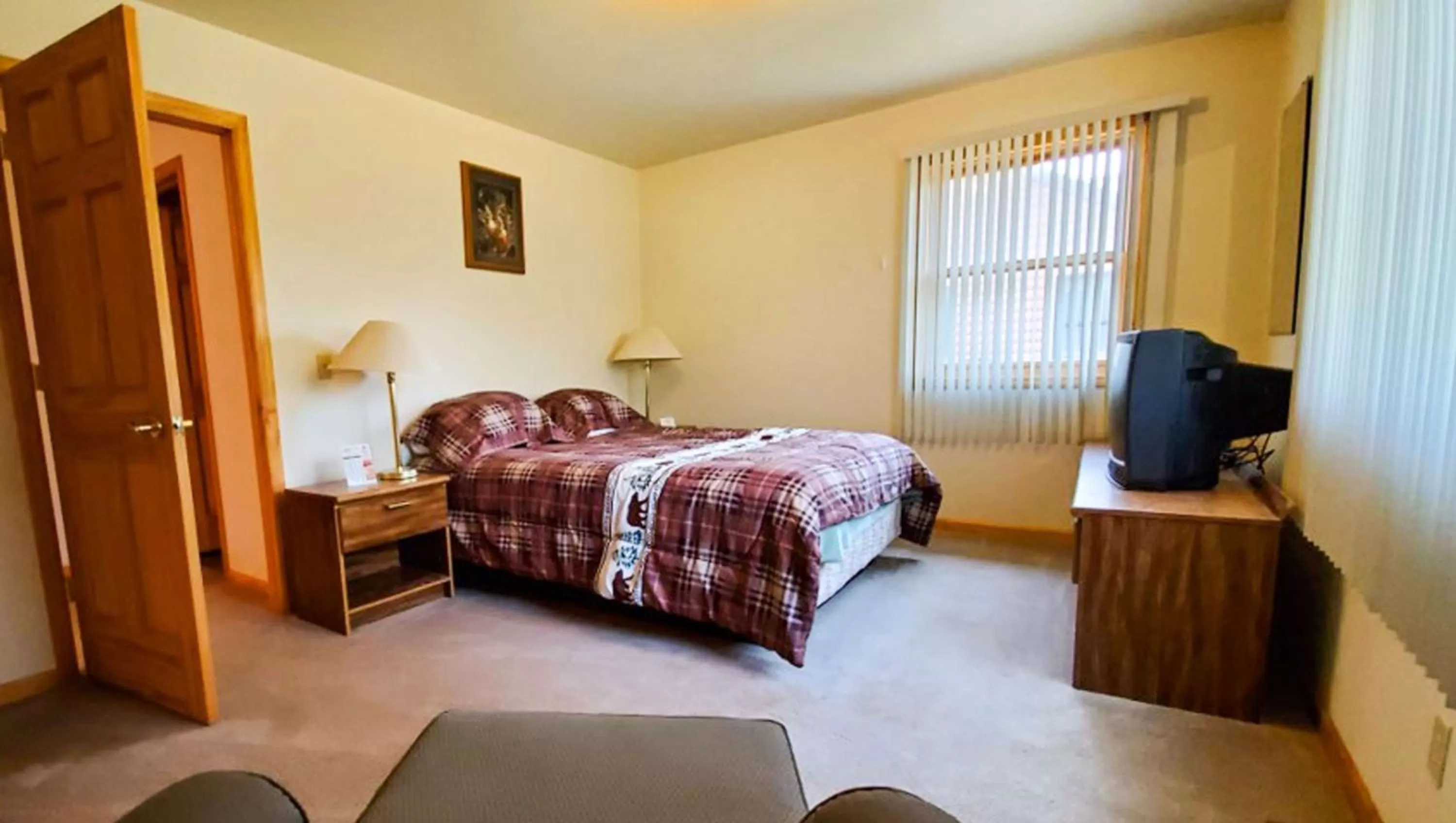Photo of the whole room, Bed in Jasper Ridge Inn Ishpeming