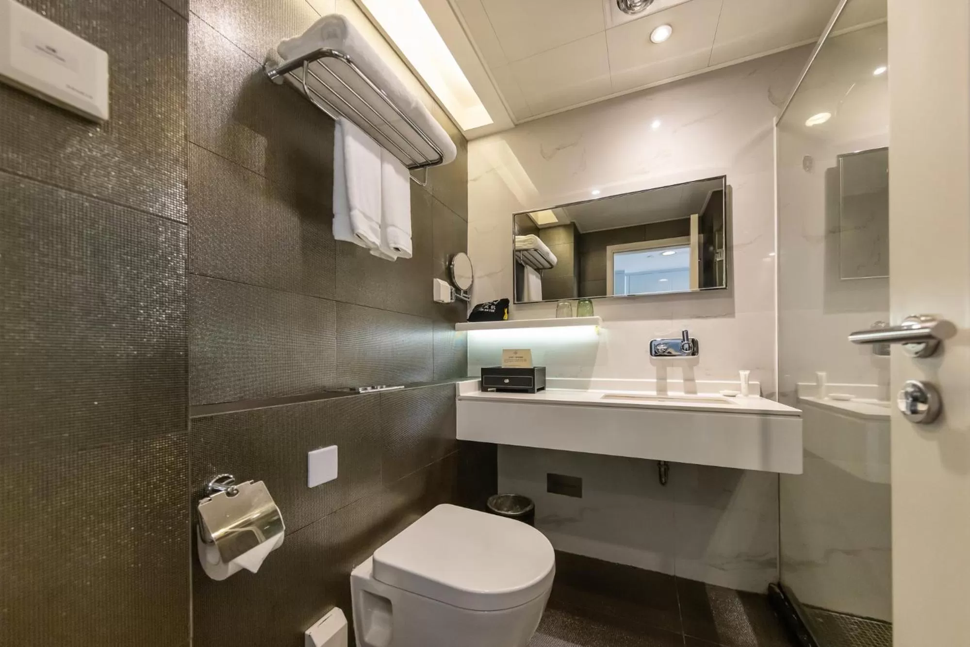 Shower in Starr Hotel Shanghai (Shanghai Railway Station)