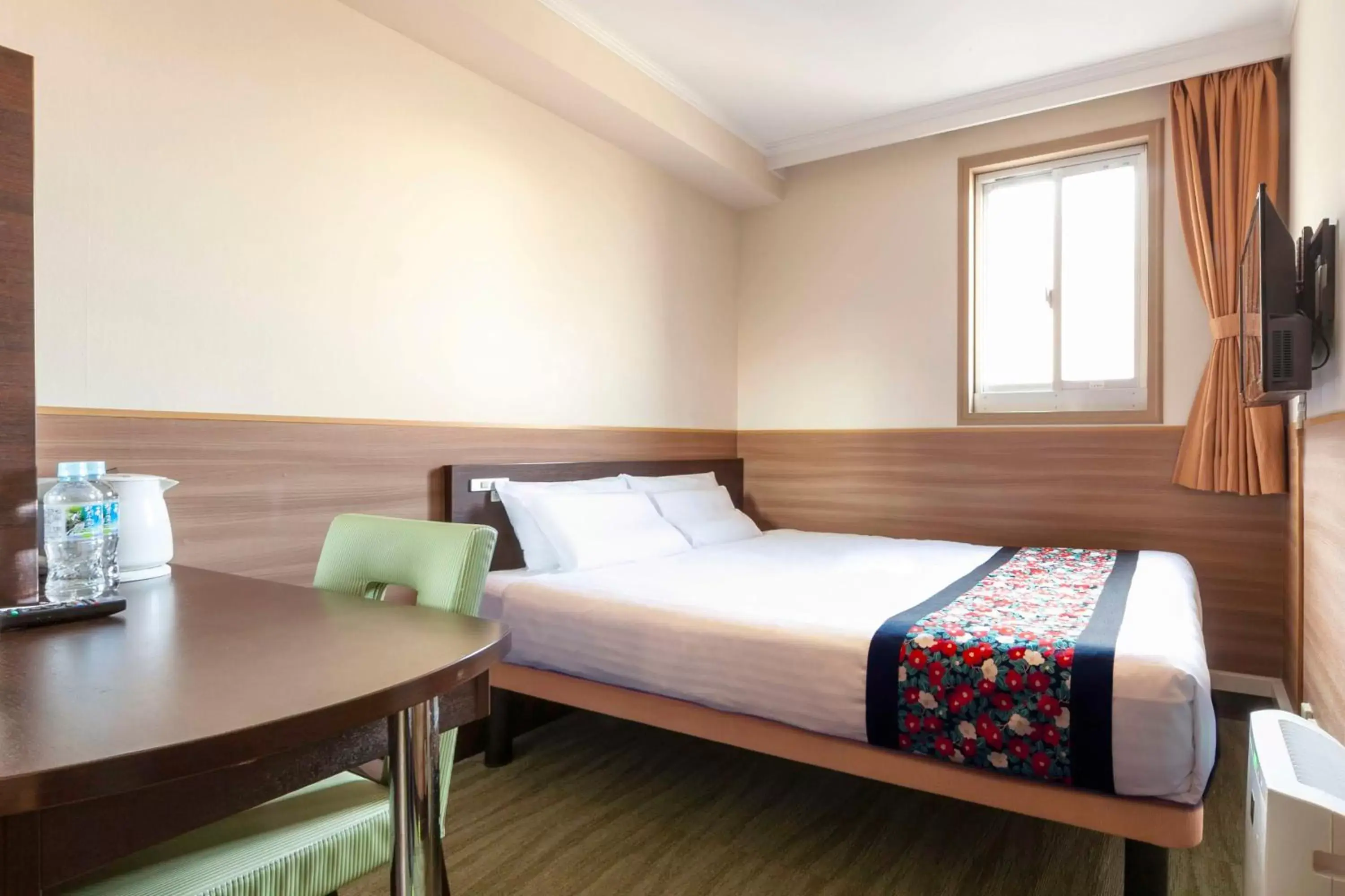 Double Room with Small Double Bed with Complimentary Lobby Drinks in Dotonbori Hotel Double Room with Small Double Bed with Complimentary Lobby Drinks in Dotonbori Hotel