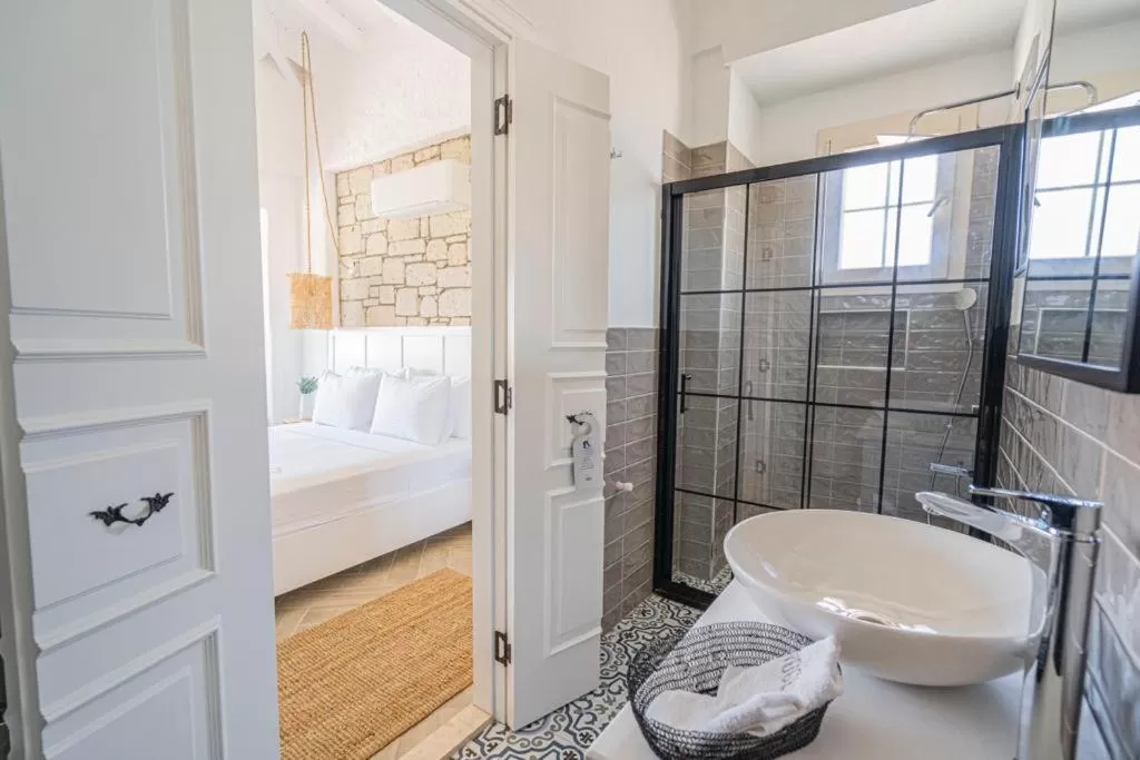 Bathroom, Bed in Voger Alaçatı Silence