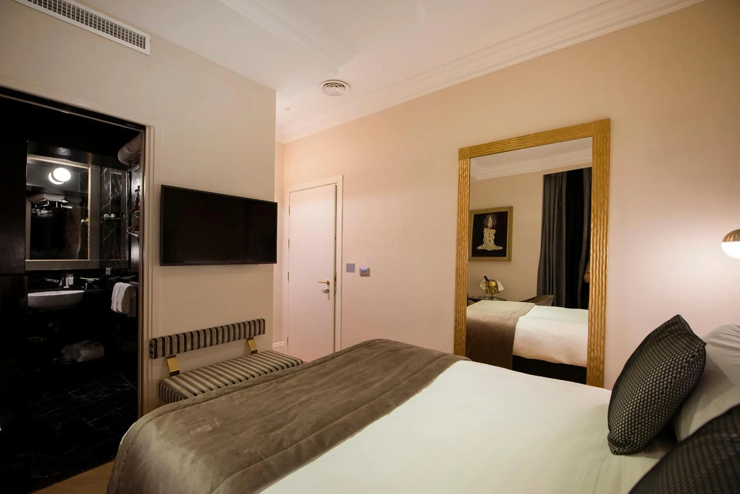 Bed in Torre Argentina Relais - Residenze di Charme