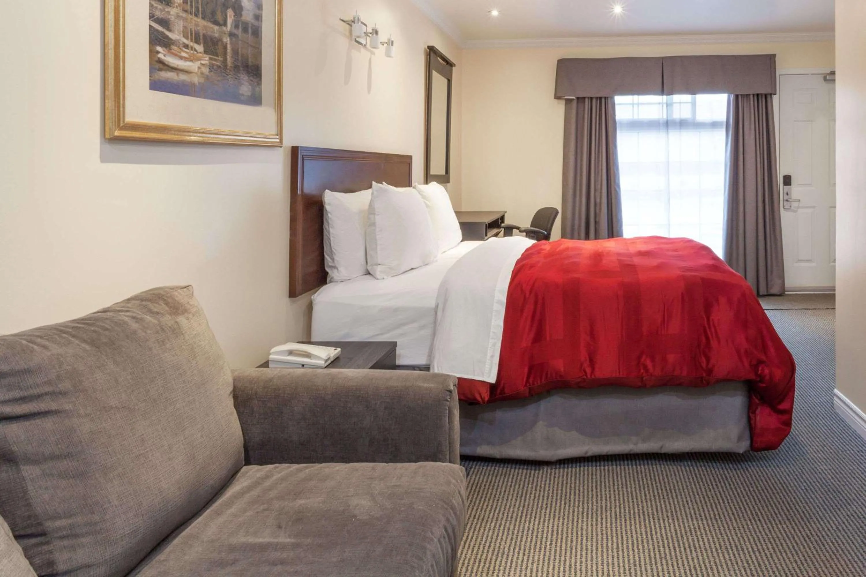 Photo of the whole room, Bed in Knights Inn Kingston