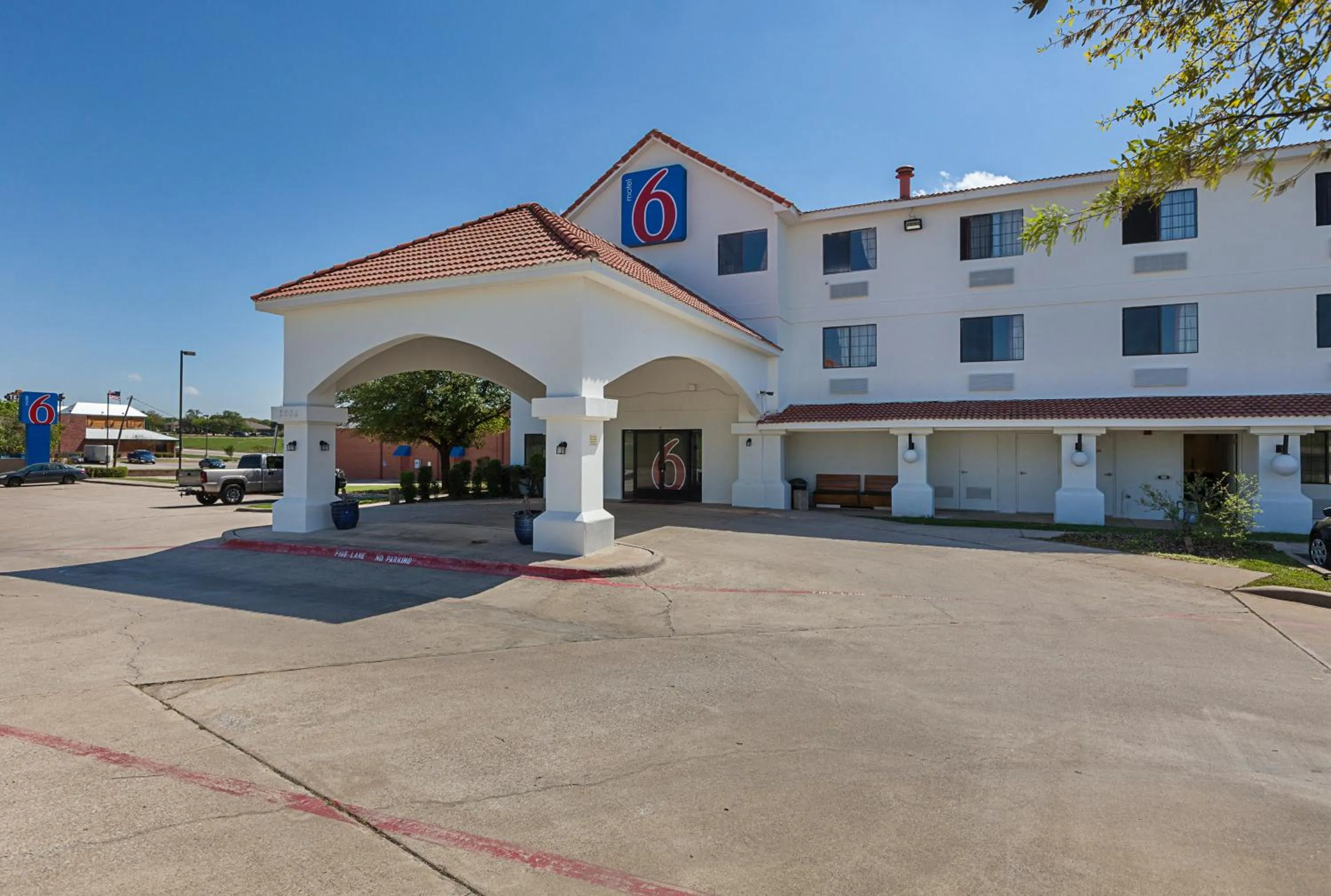 Property building in Motel 6-Bedford, TX - Fort Worth