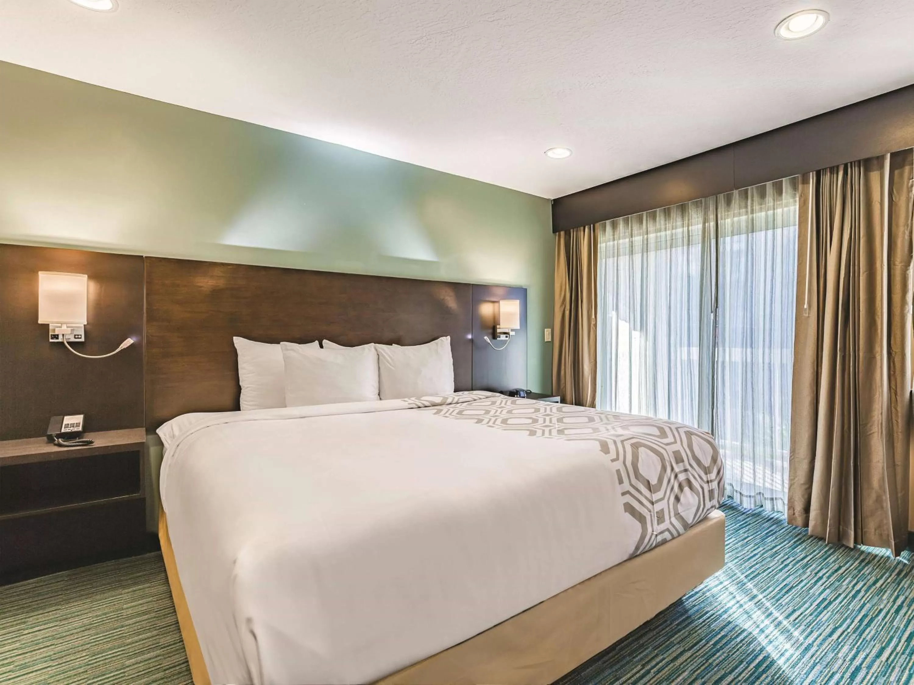 Bed in La Quinta by Wyndham San Francisco Airport West Millbrae FREE AIRPORT SHUTTLE