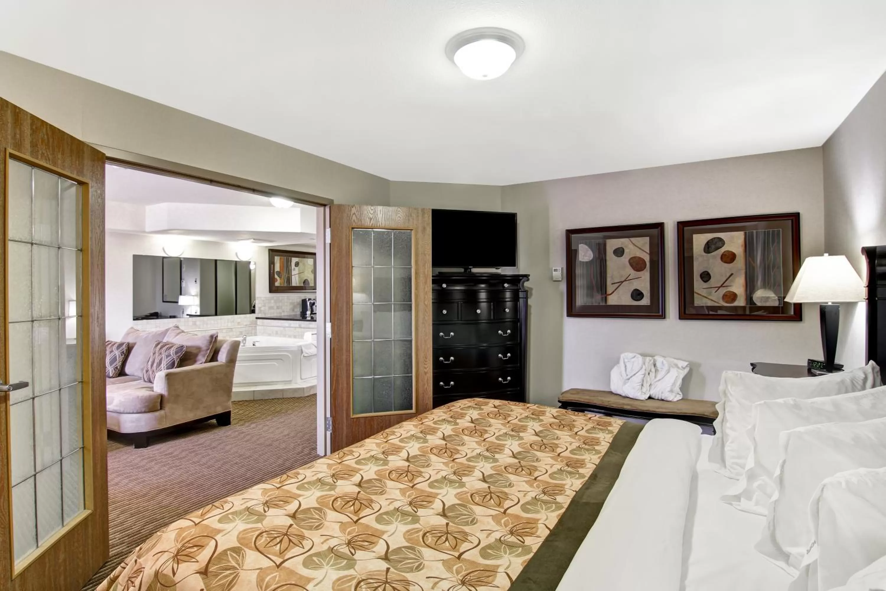 Business King Room with Spa Bath in Coast Weyburn Hotel