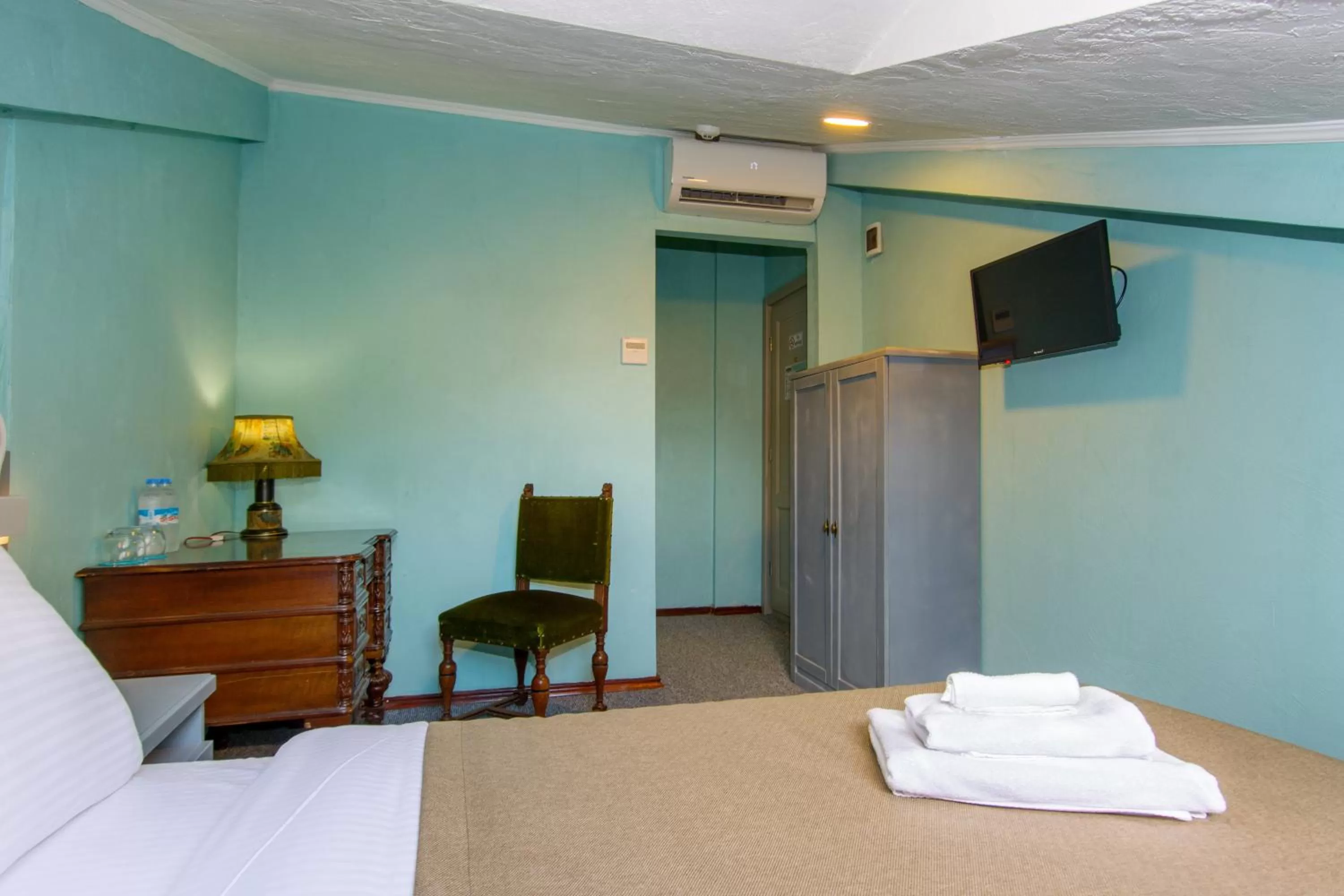 Photo of the whole room, TV/Entertainment Center in Kindli Hotel