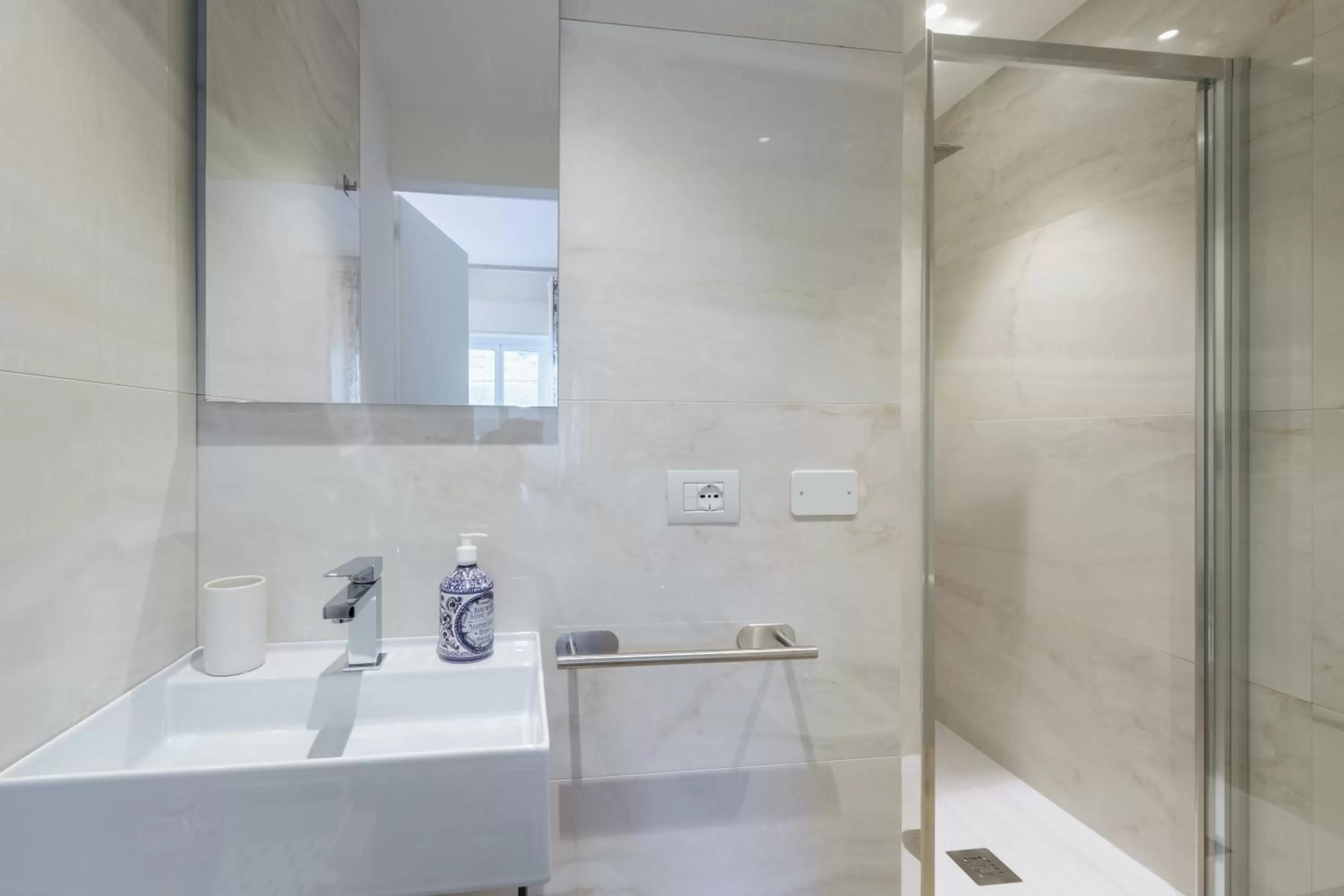 Shower, Bathroom in Supernova