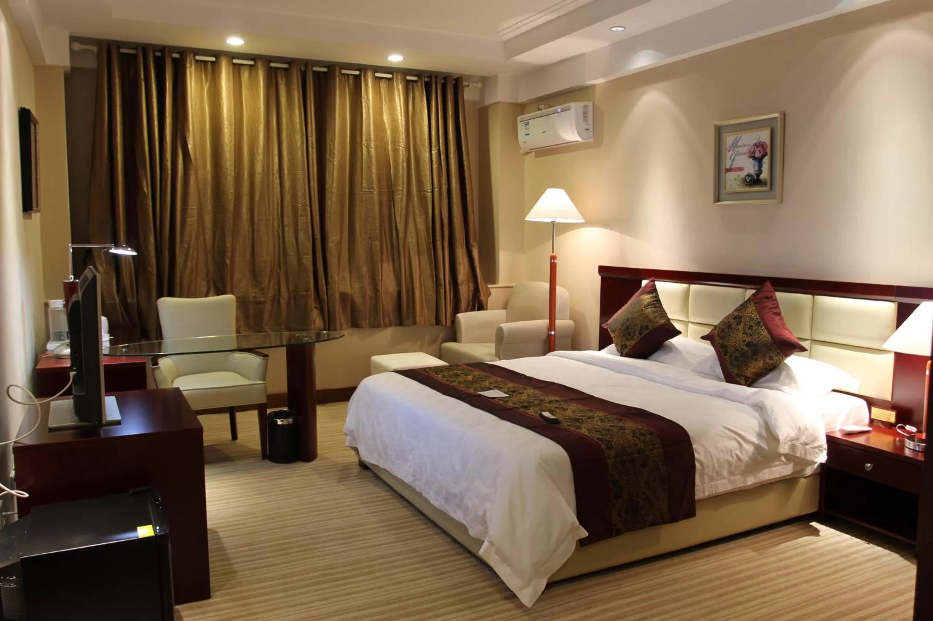 Bedroom, Bed in Sogecoa Golden Peacock