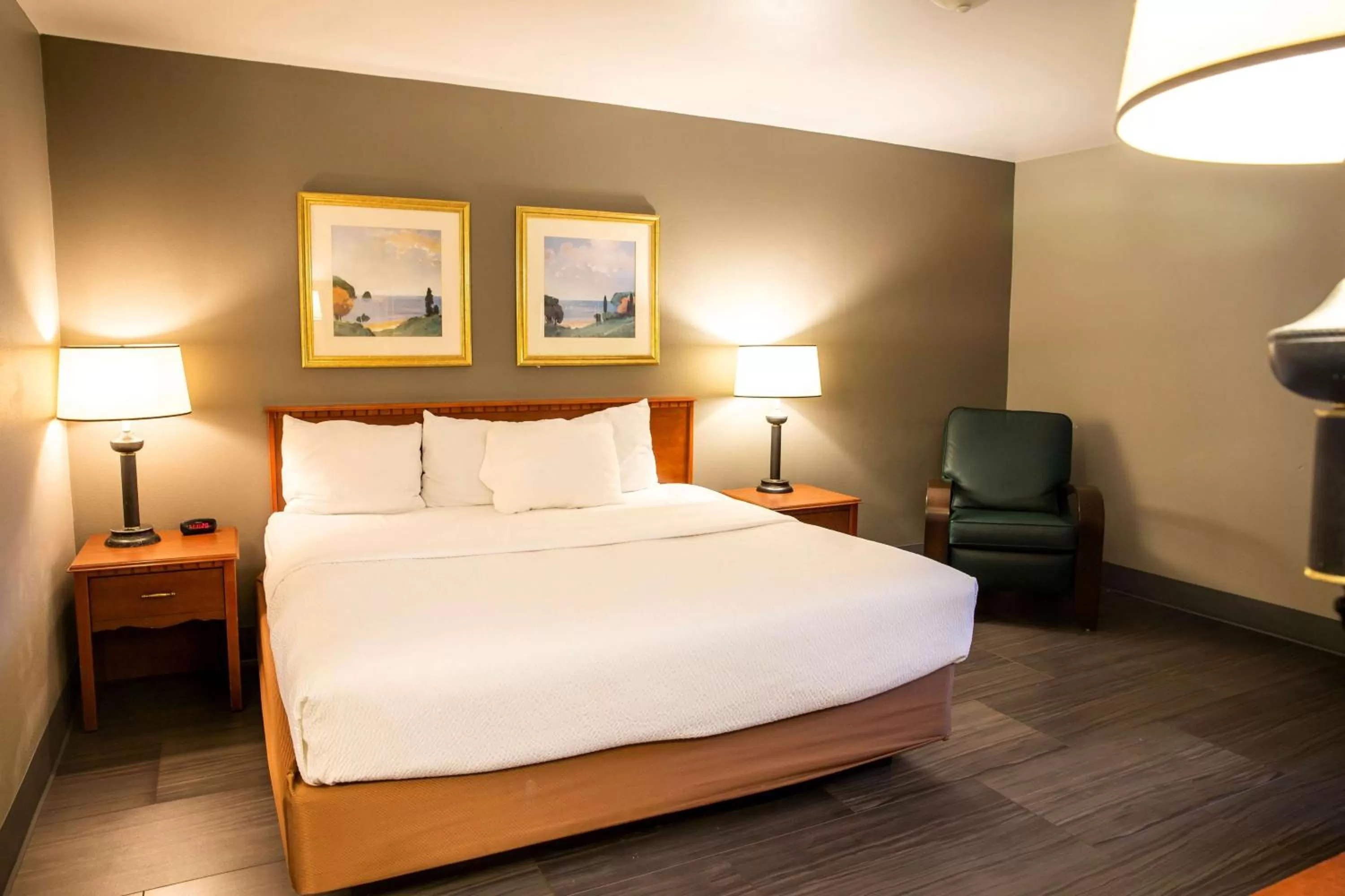 Photo of the whole room, Bed in La Quinta Inn by Wyndham Milwaukee Airport / Oak Creek