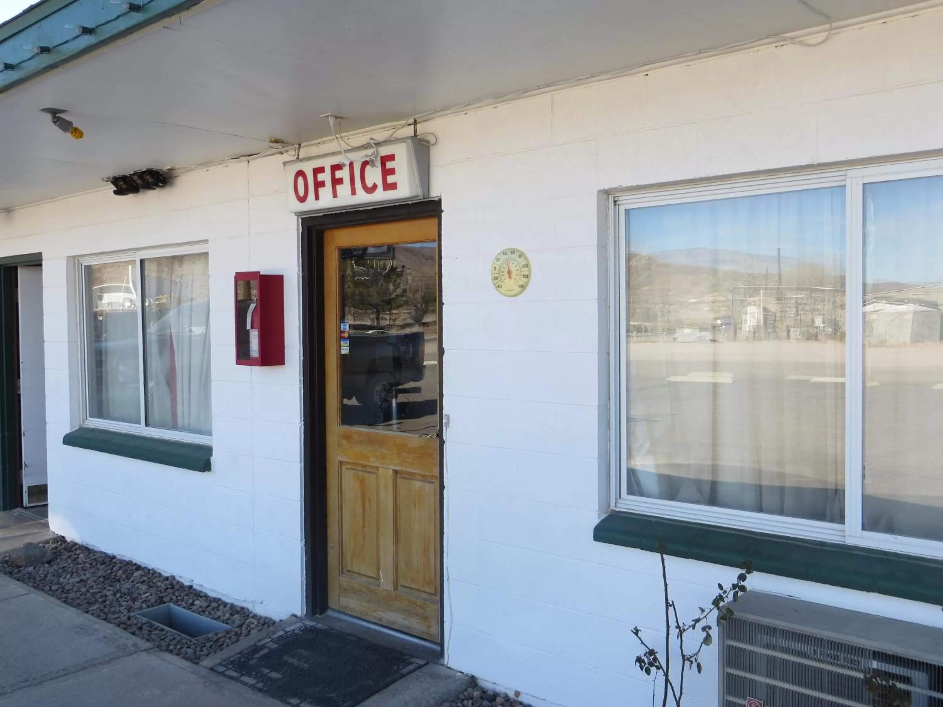 Facade/entrance in Alamo Inn