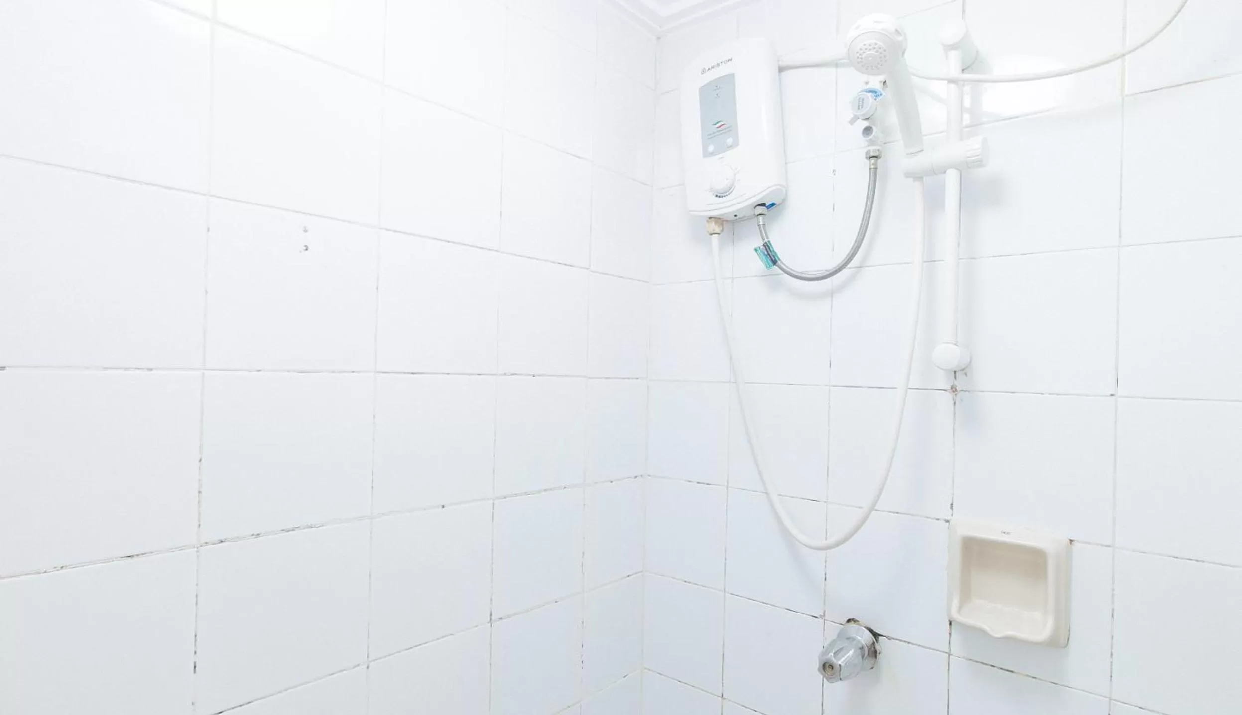 Shower, Bathroom in RedDoorz Premium near Greenbelt Makati - Vaccinated Staff