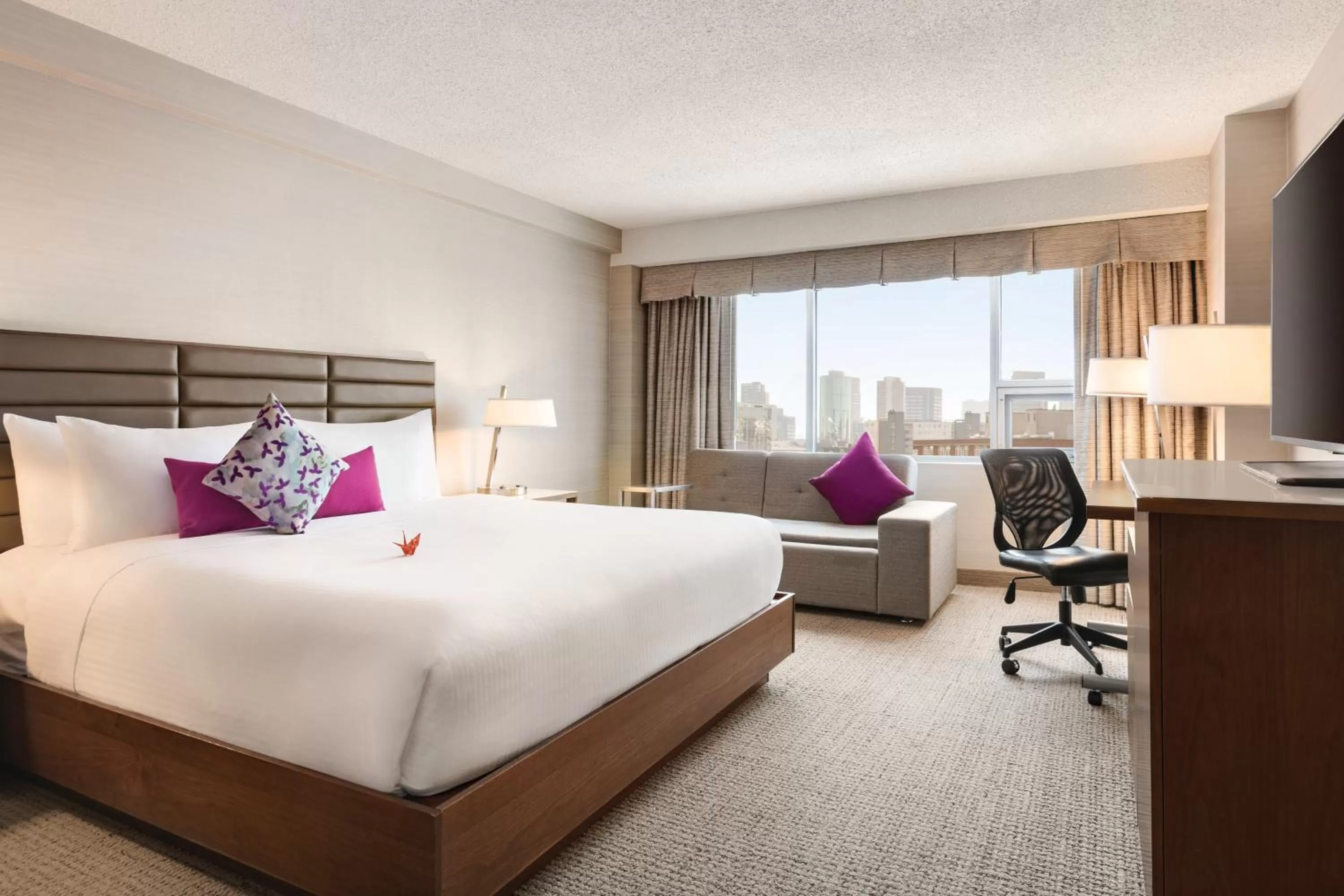 Photo of the whole room in Coast Edmonton Plaza Hotel by APA