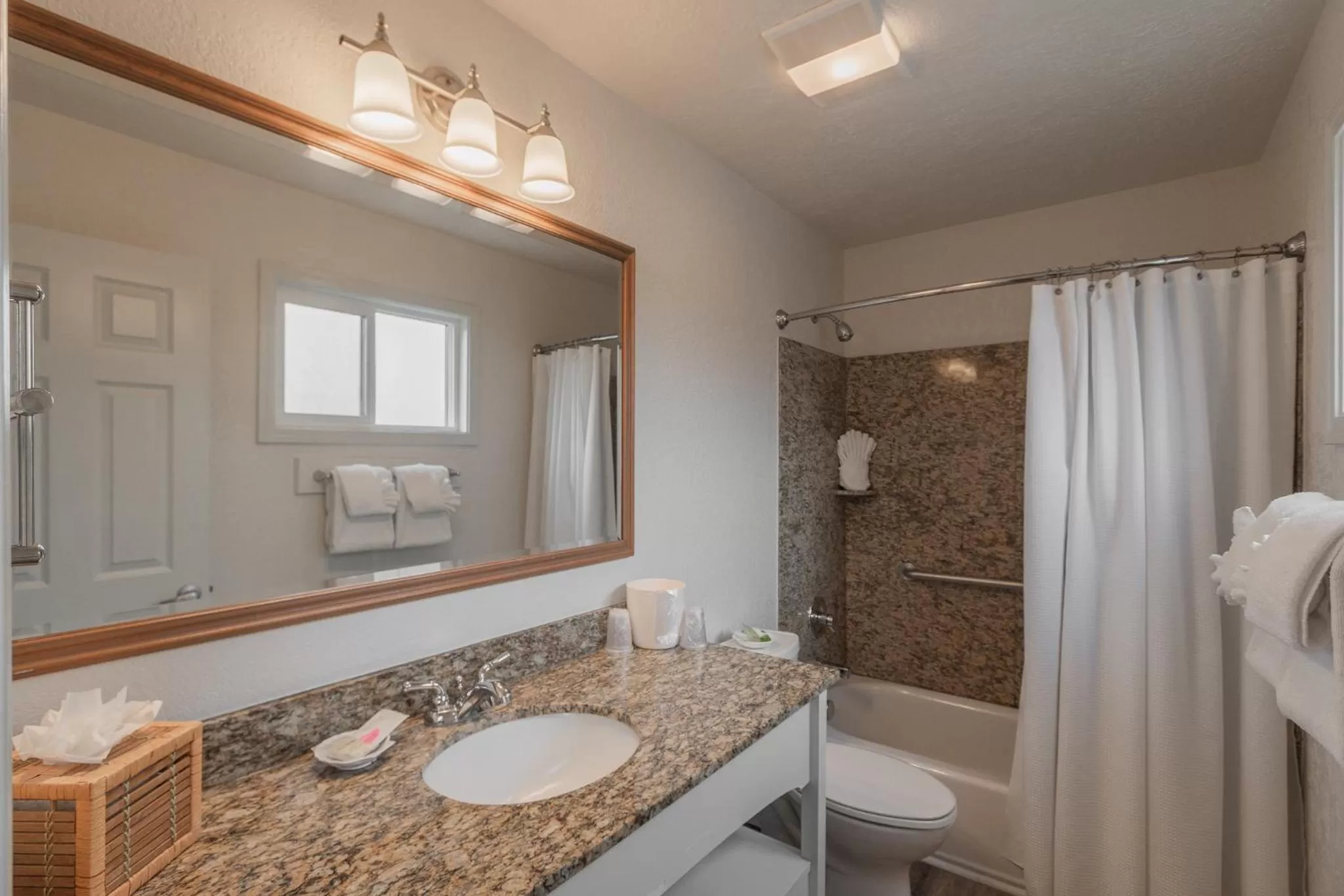 Bathroom in Tolovana Inn