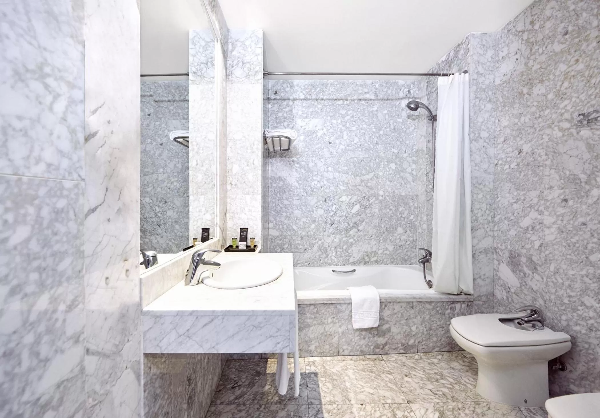 Bathroom in Barceló León Conde Luna