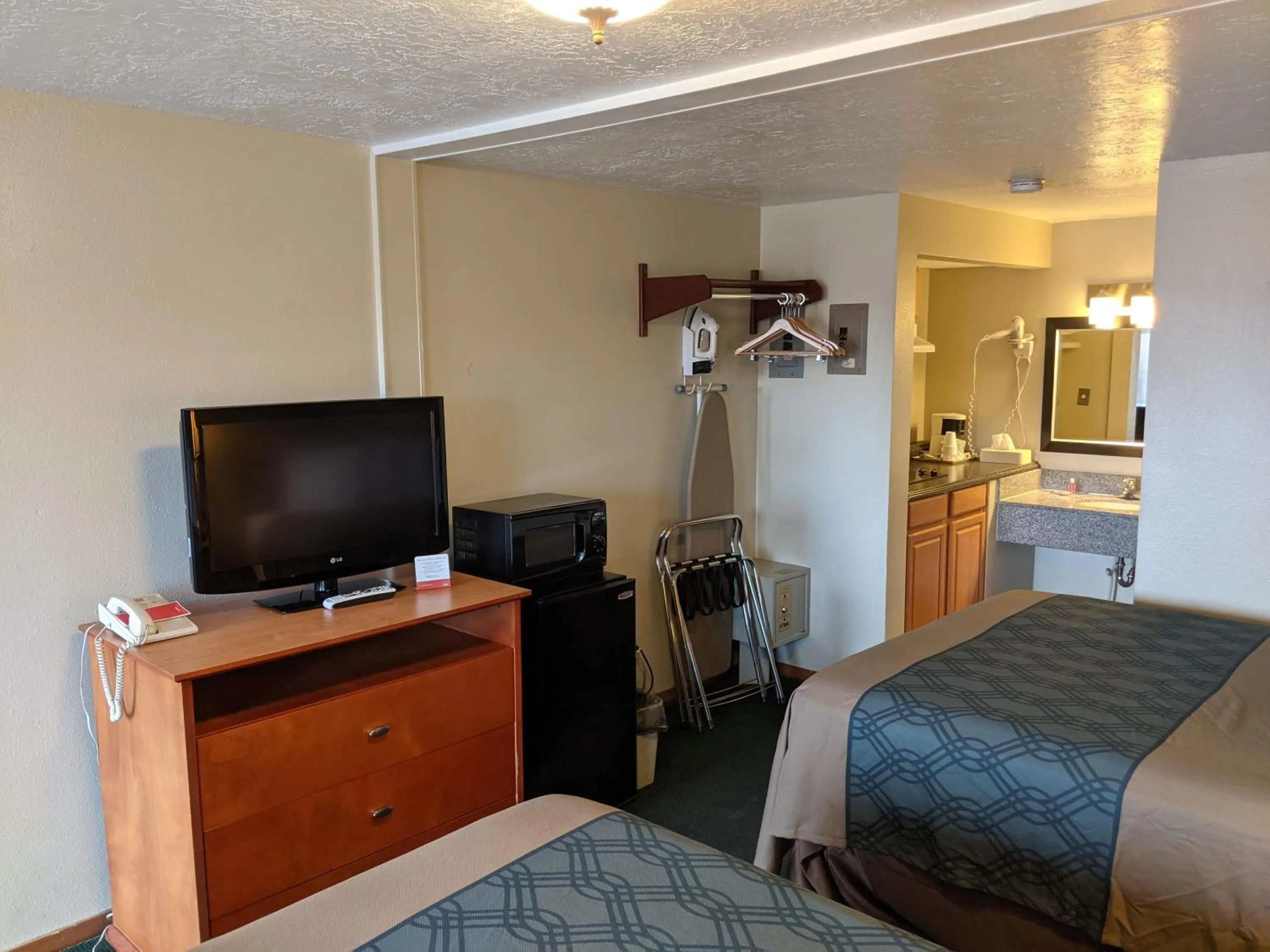 TV/Entertainment Center in Econostay