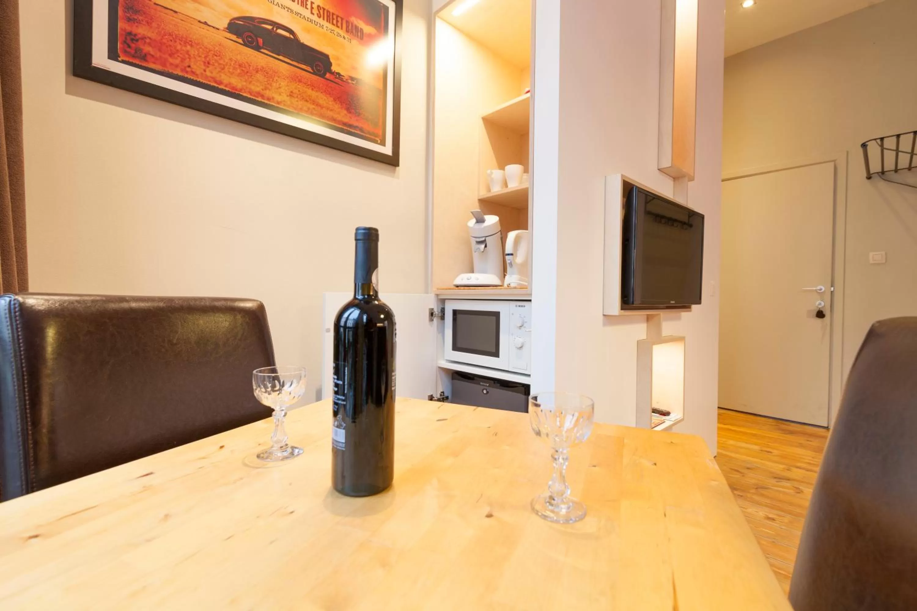 Food and drinks, Drinks in Because the Night city lodge