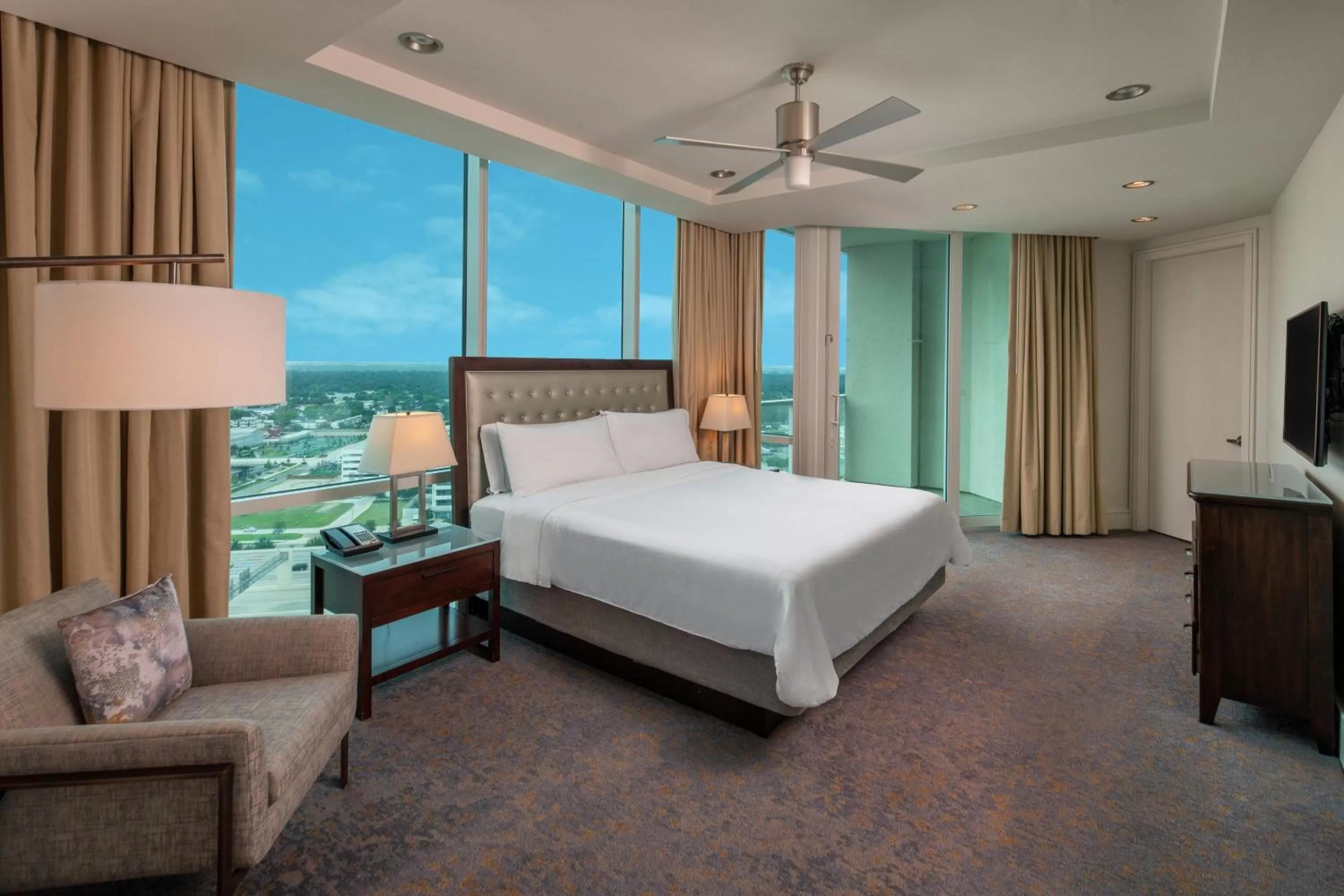 Bedroom, Bed in The Westin Houston, Memorial City