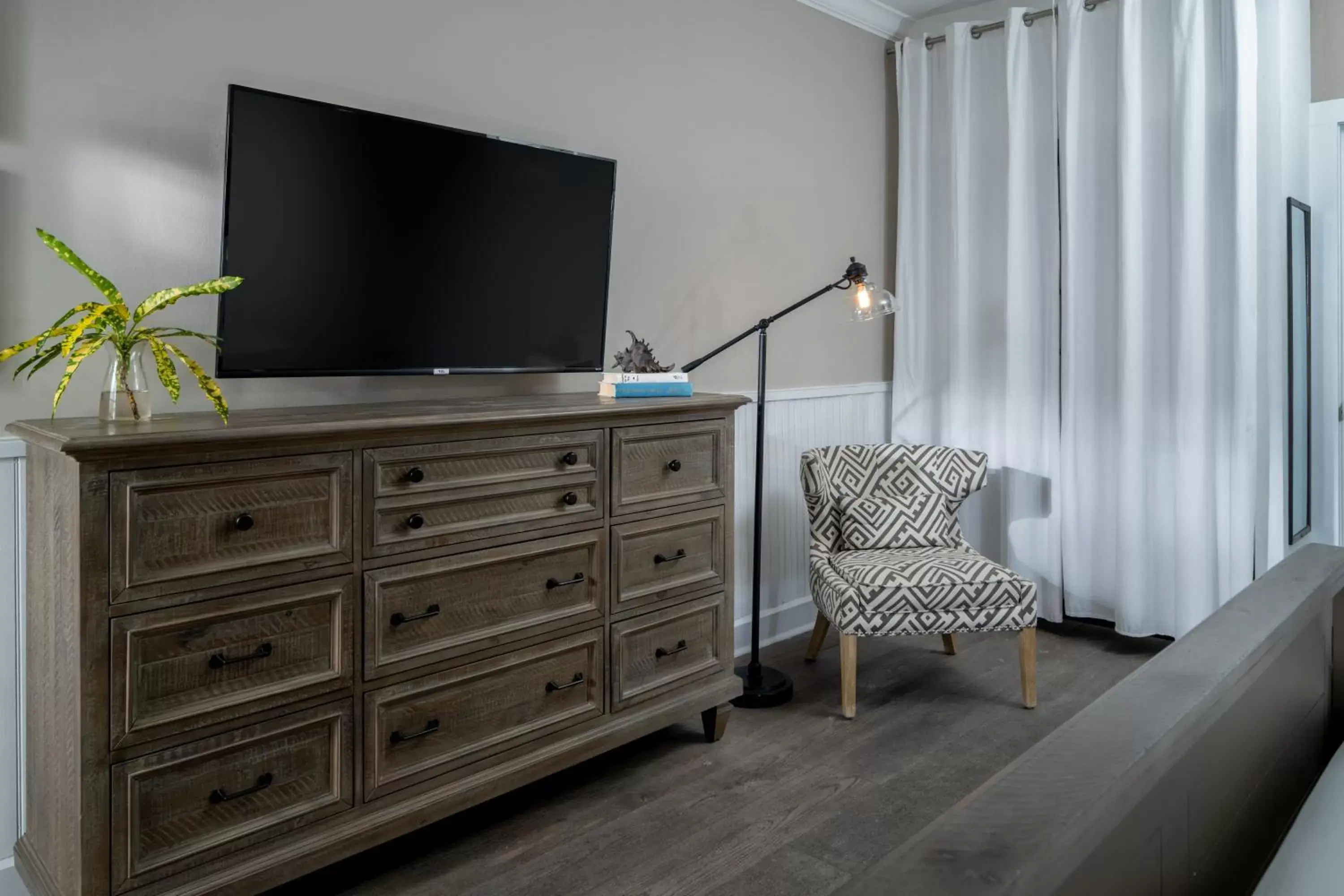 Room 12 Deluxe King Room in Alexander's Gay Lesbian Guesthouse (Adult Only 21+) Room 12 Deluxe King Room in Alexander's Gay Lesbian Guesthouse (Adult Only 21+)