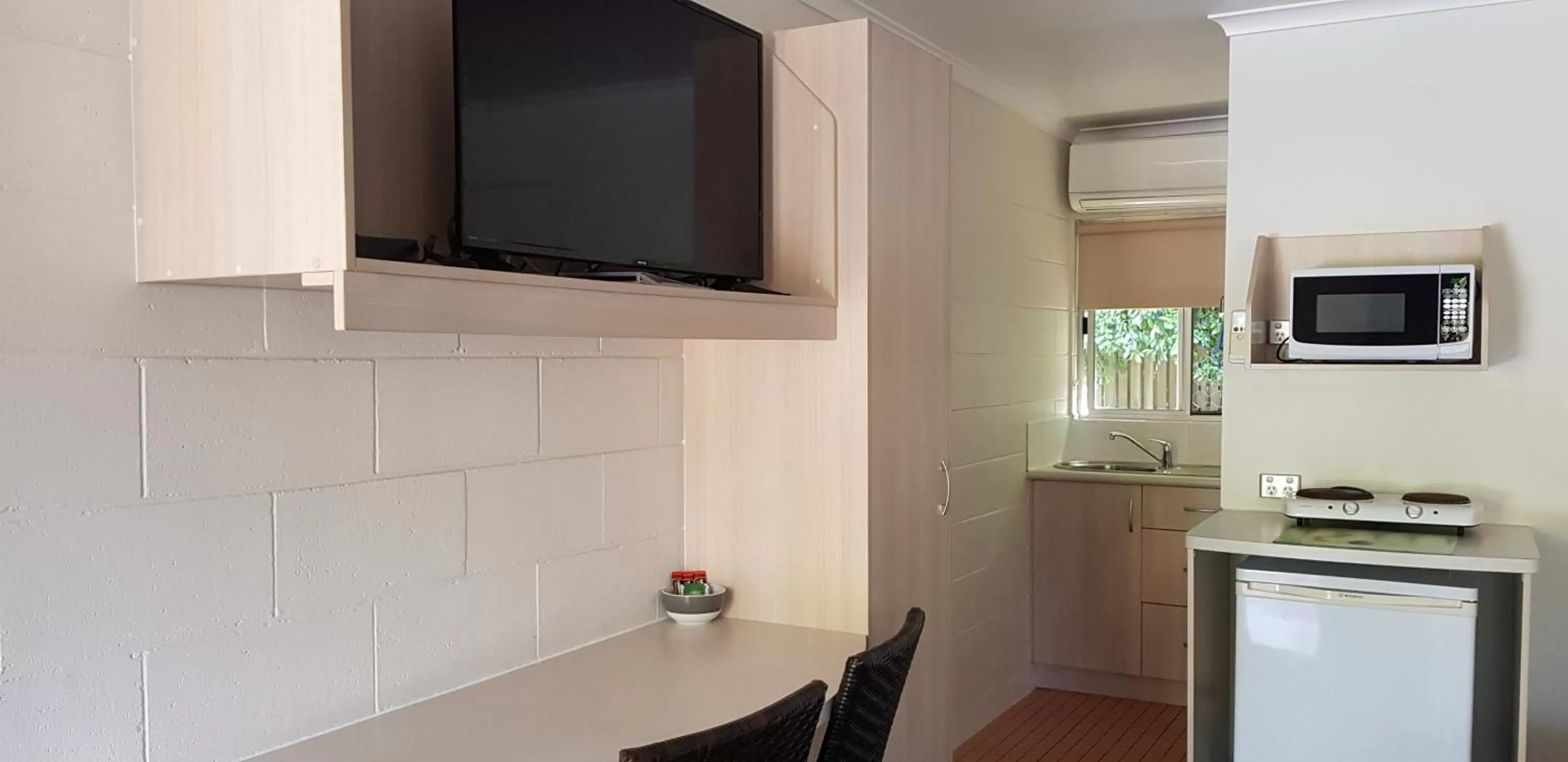 Kitchen or kitchenette in Mango Tree Motel