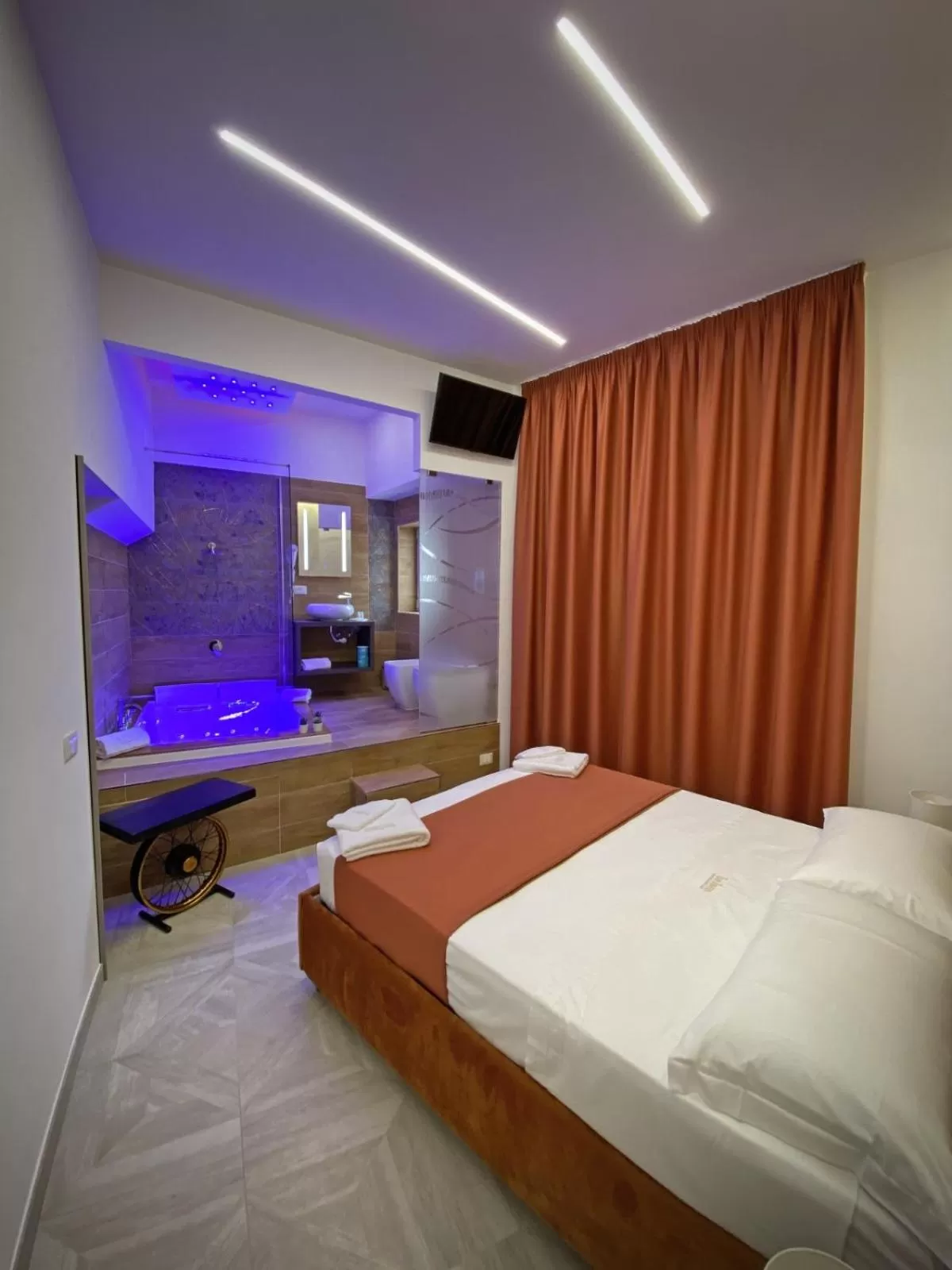 Bed in Twin Towers Naples Luxury