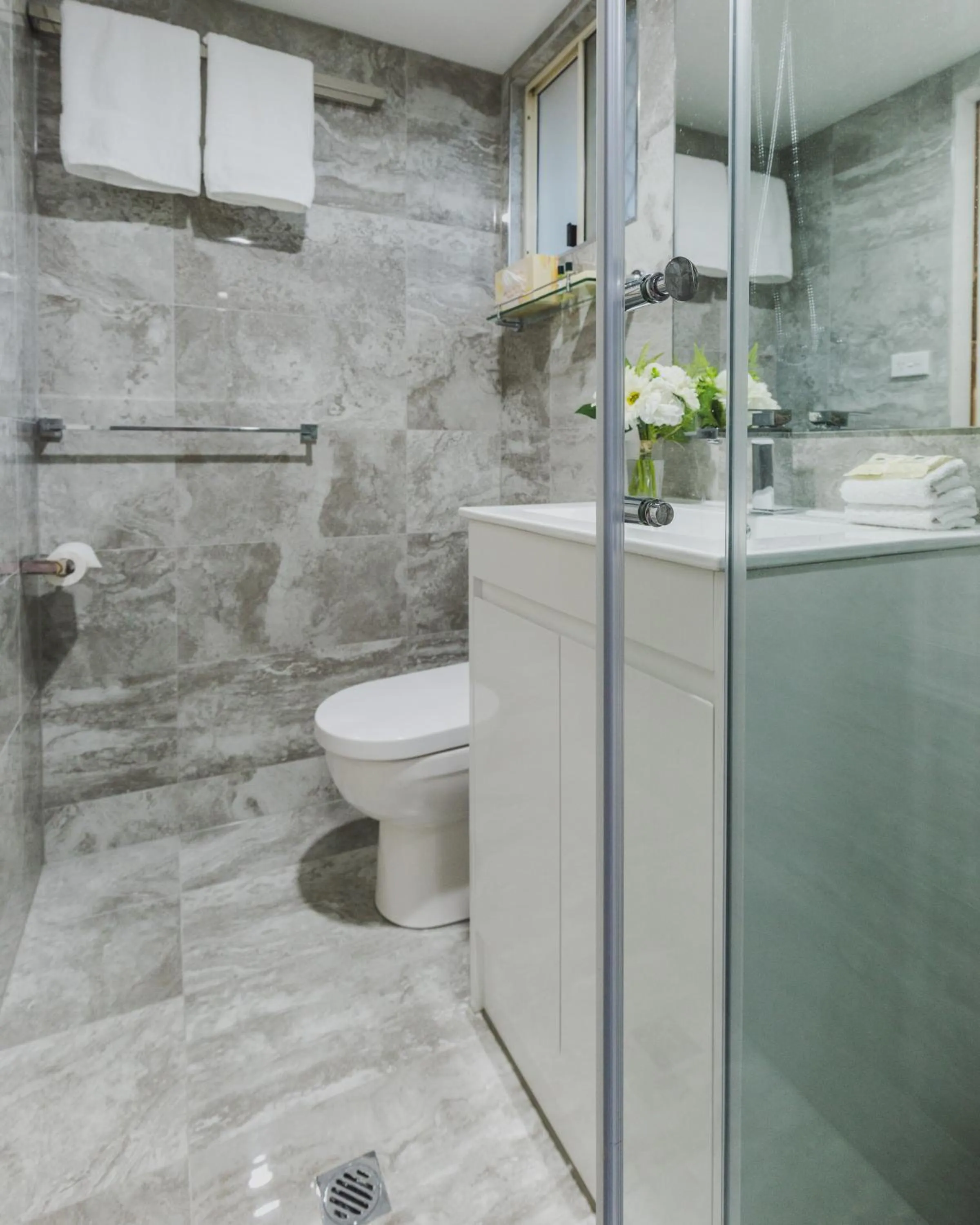 Shower in Toowong Central Motel Apartments