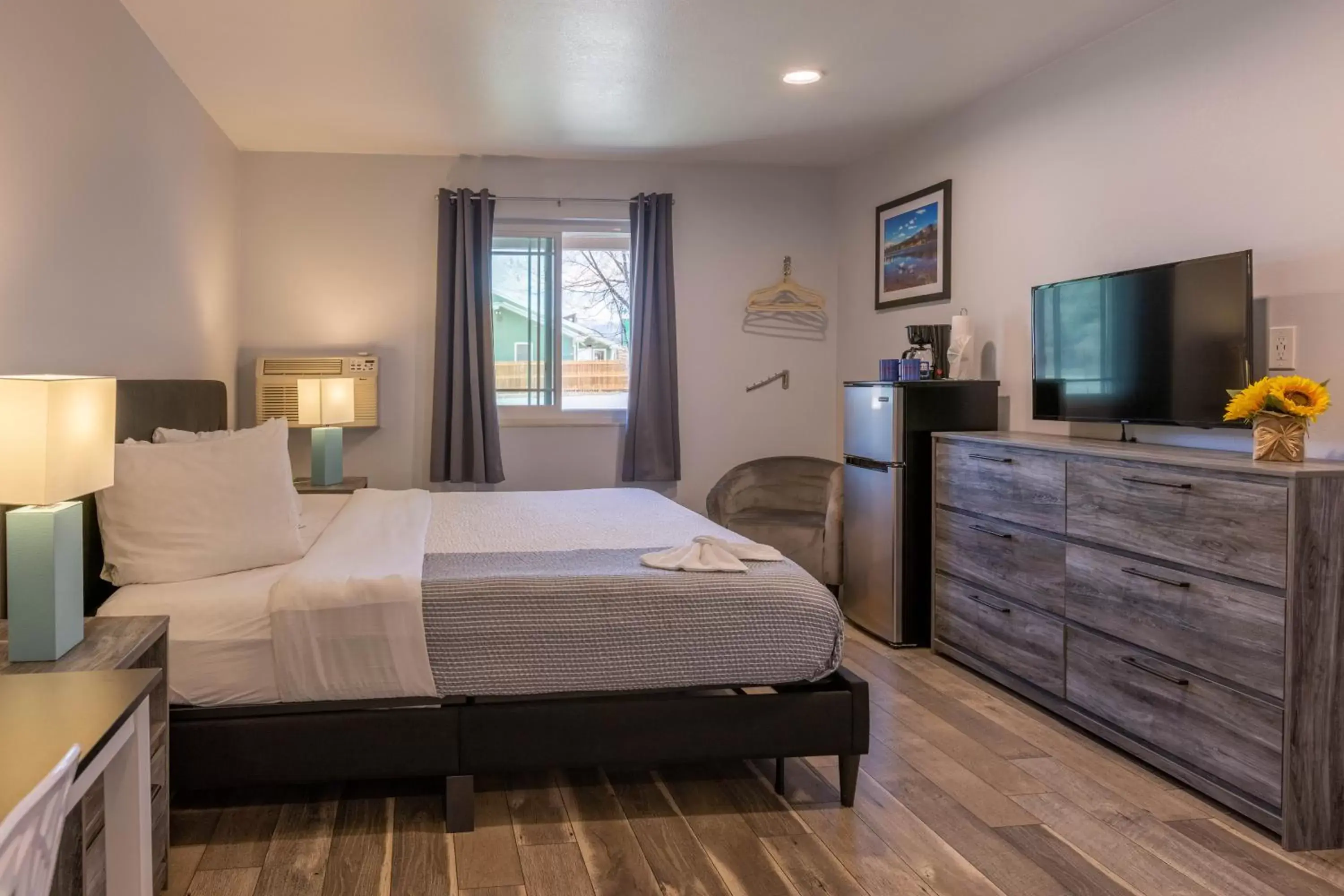 King Room with Roll-In Shower - single occupancy - Disability Access in RiverWalk Inn King Room with Roll-In Shower - single occupancy - Disability Access in RiverWalk Inn