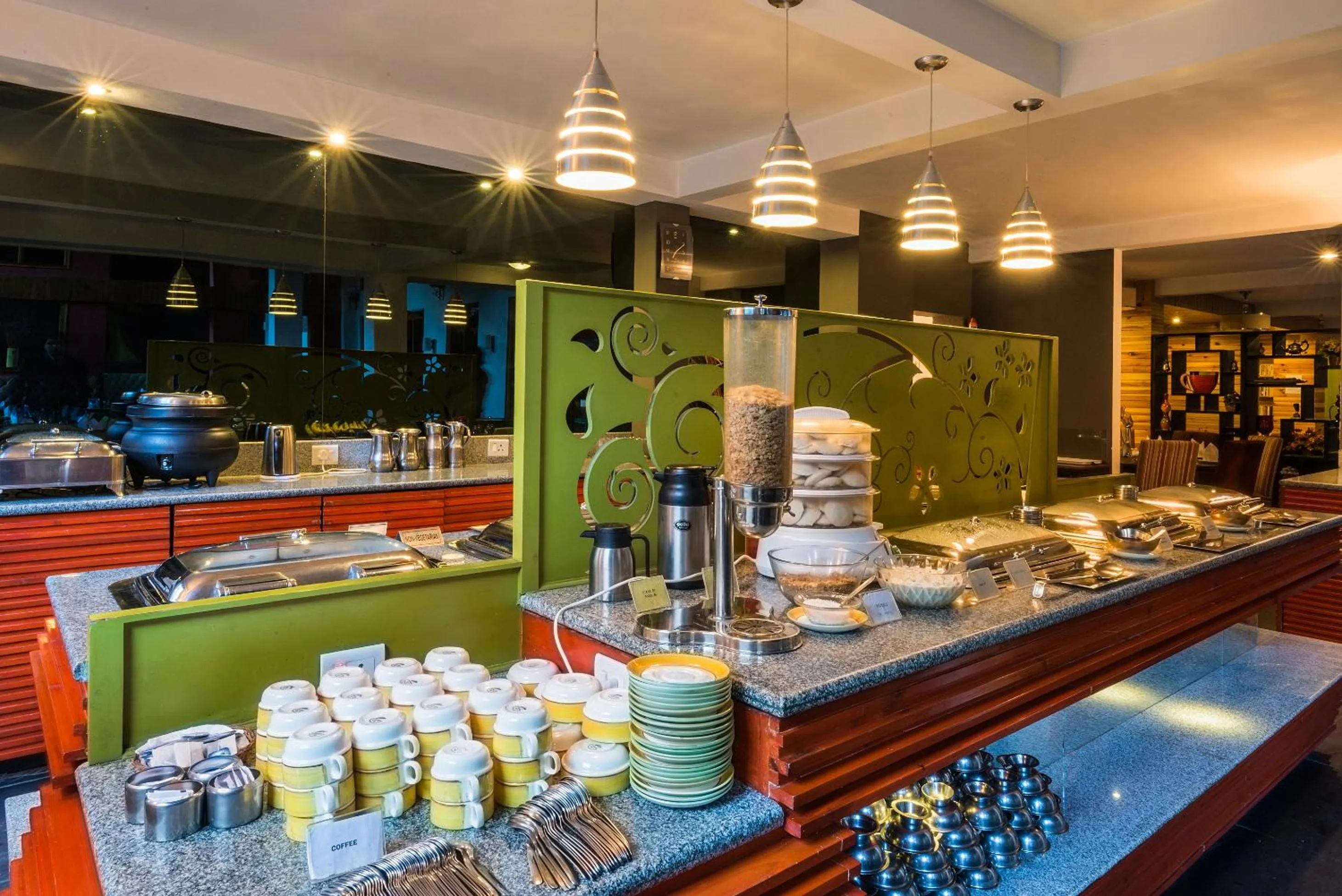 Restaurant/places to eat in Honeymoon Inn Manali