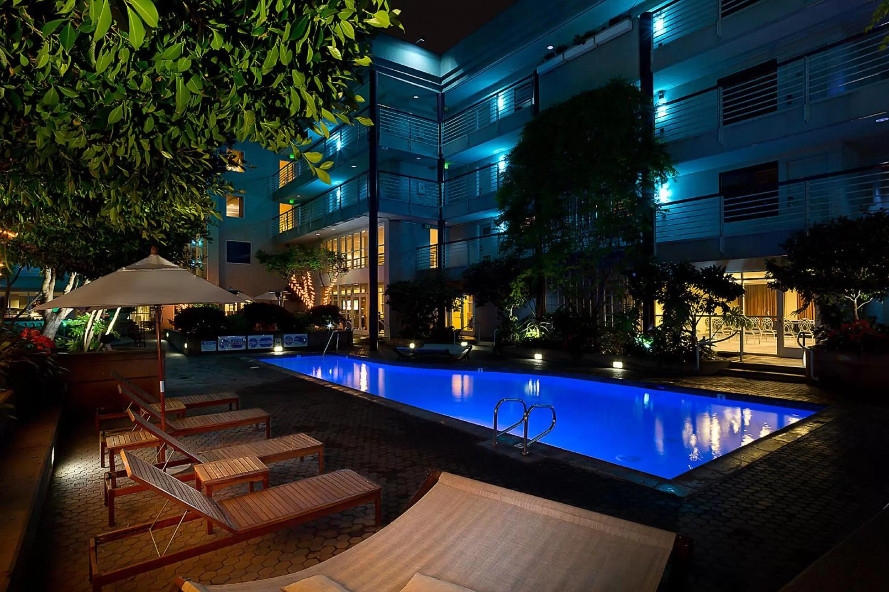 Swimming pool in Cupertino Hotel