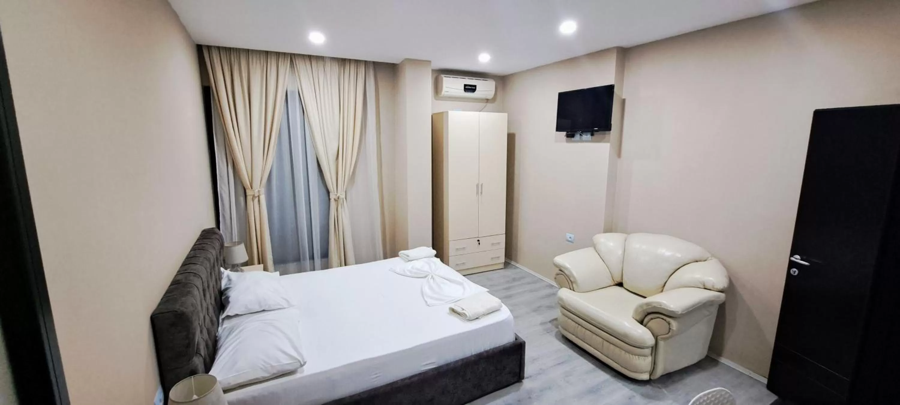 Bed in CityCenterHotel Shkoder