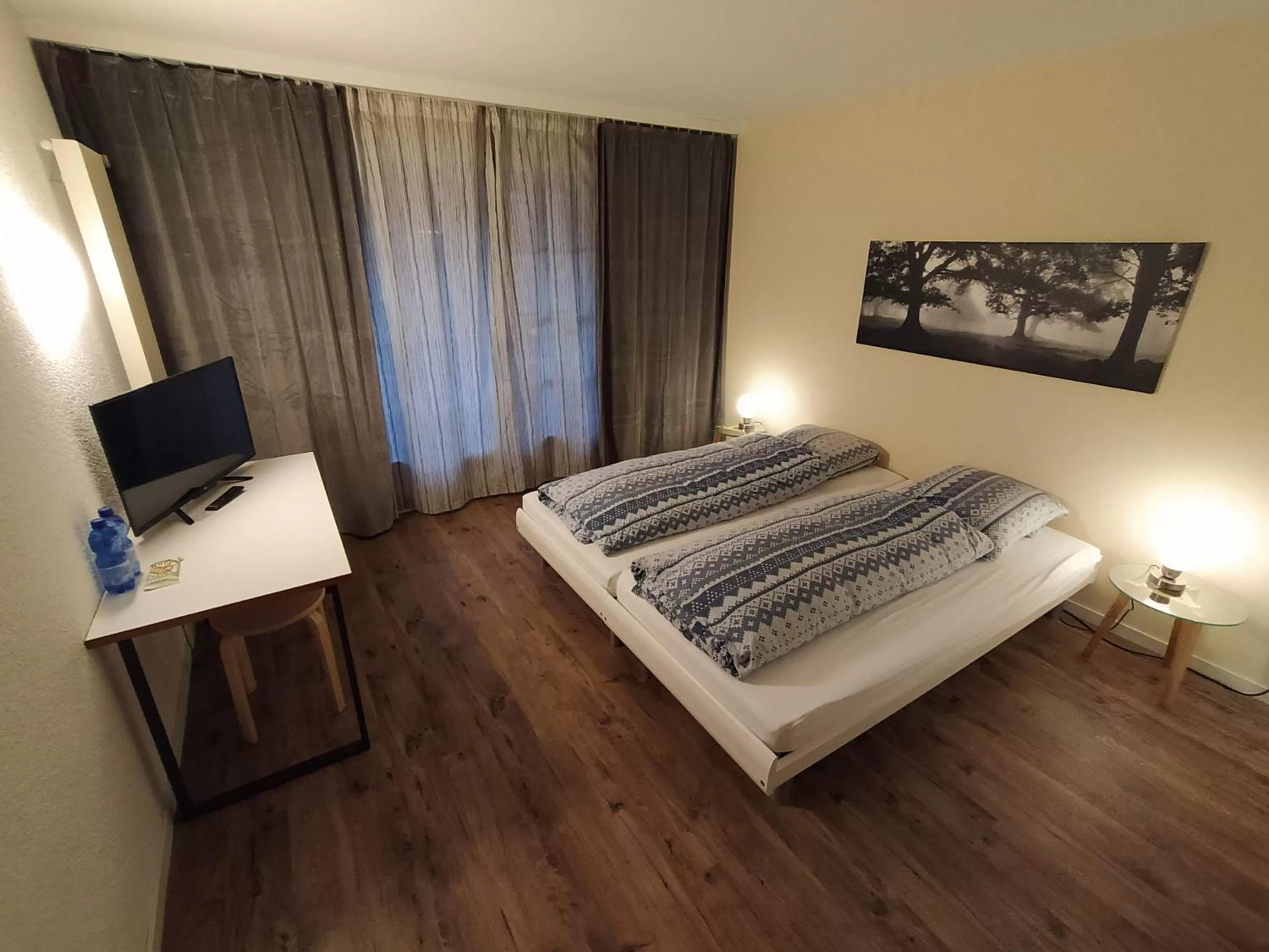 Photo of the whole room, Bed in Motelina