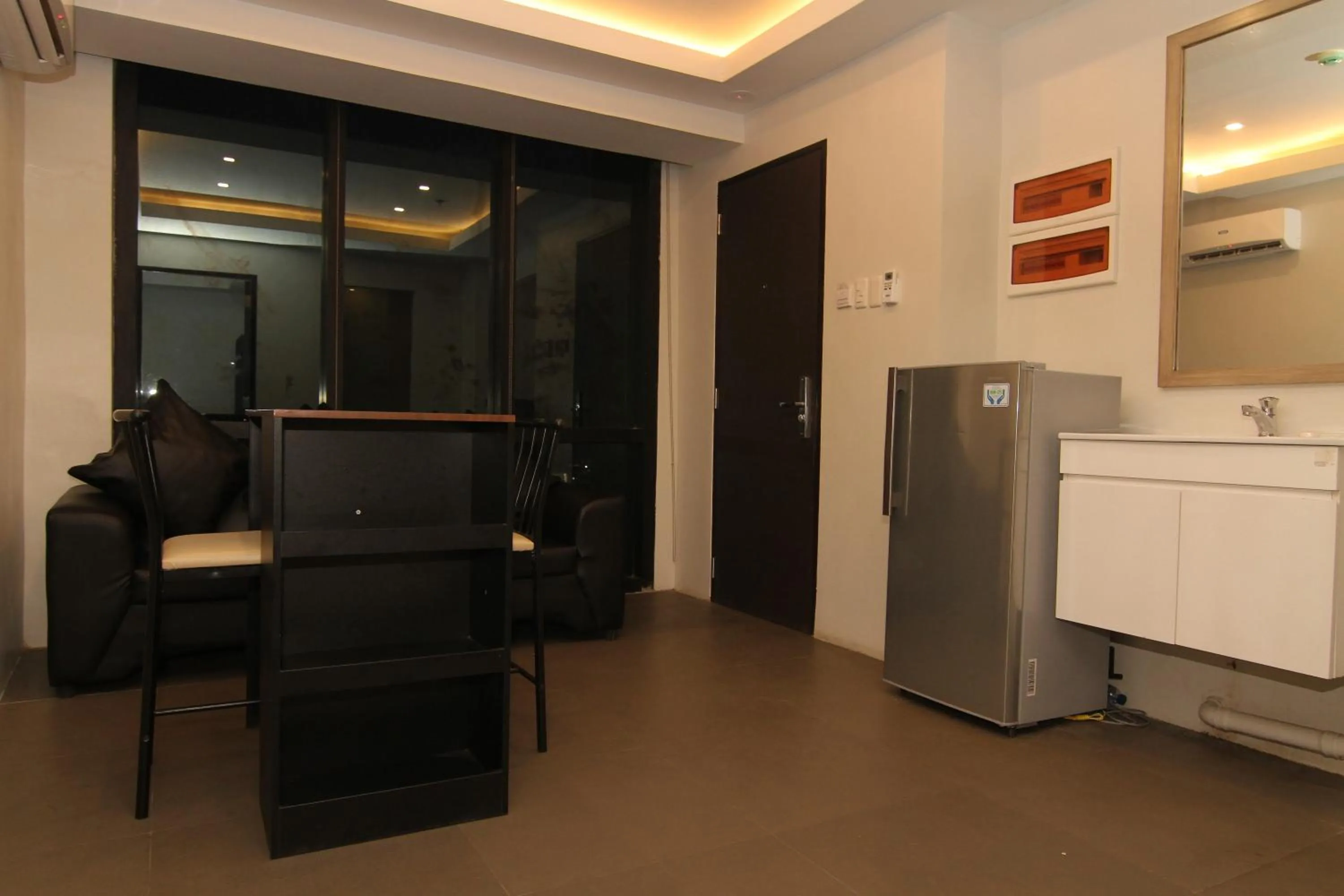 Communal lounge/ TV room in Mabolo Royal Hotel