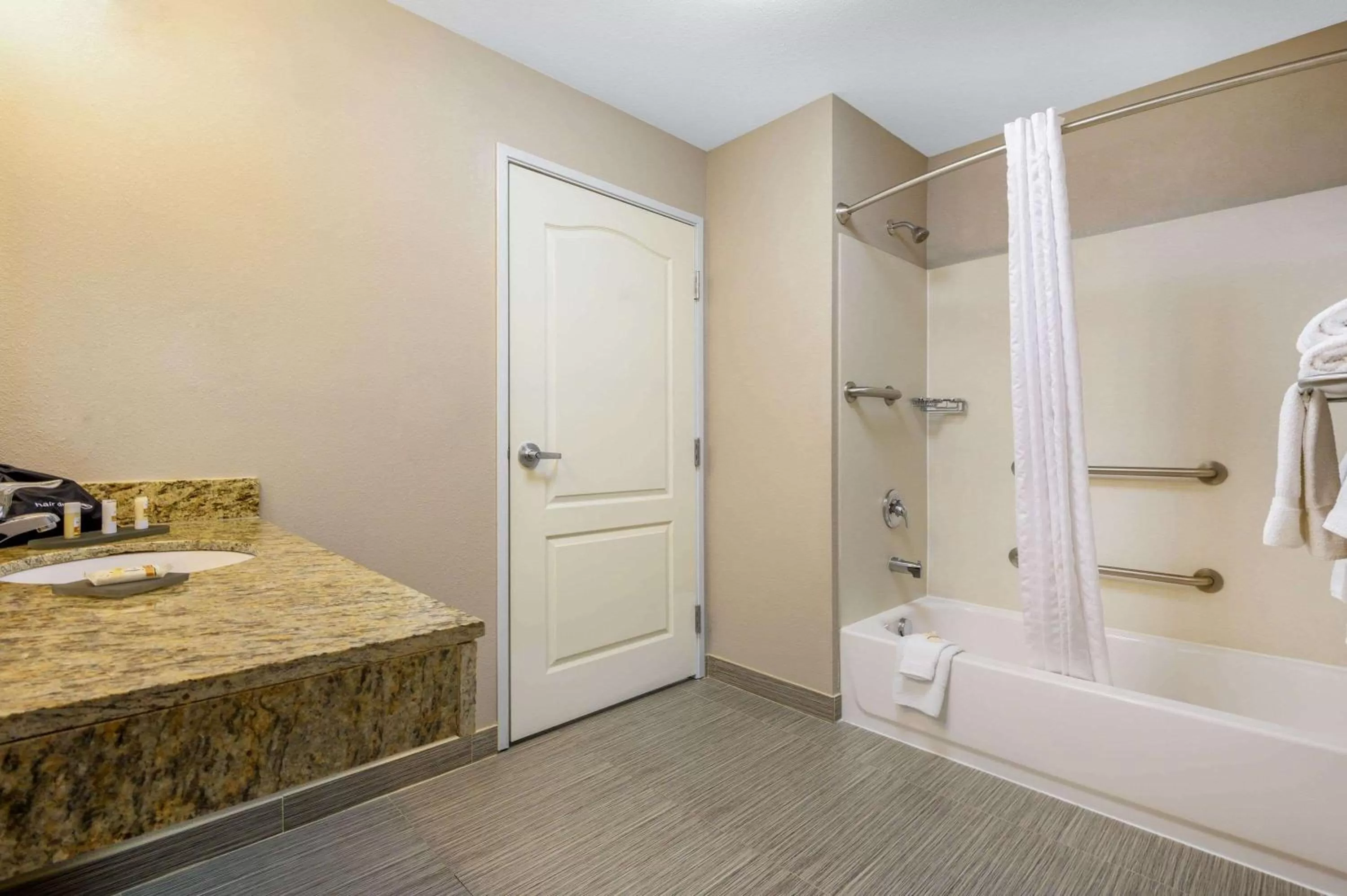 Bathroom, Bed in La Quinta Inn & Suites Casino and Bar by Wyndham Glendive